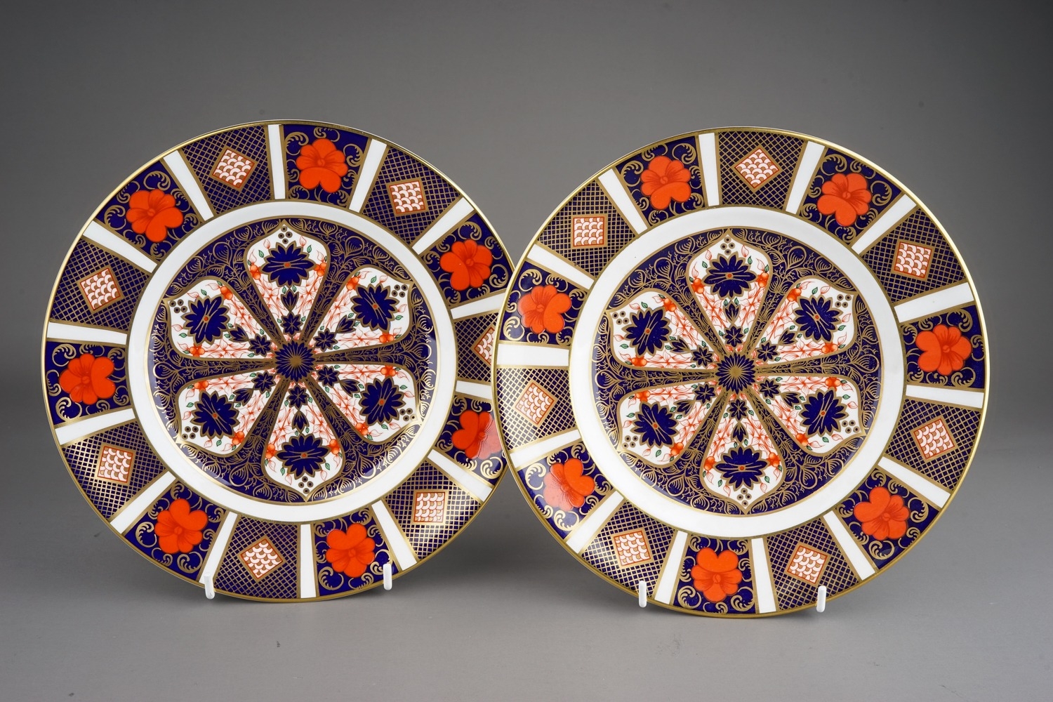 A pair of Royal Crown Derby Old Imari 1128 lunch plates, red backstamps, date codes, approx 22cm