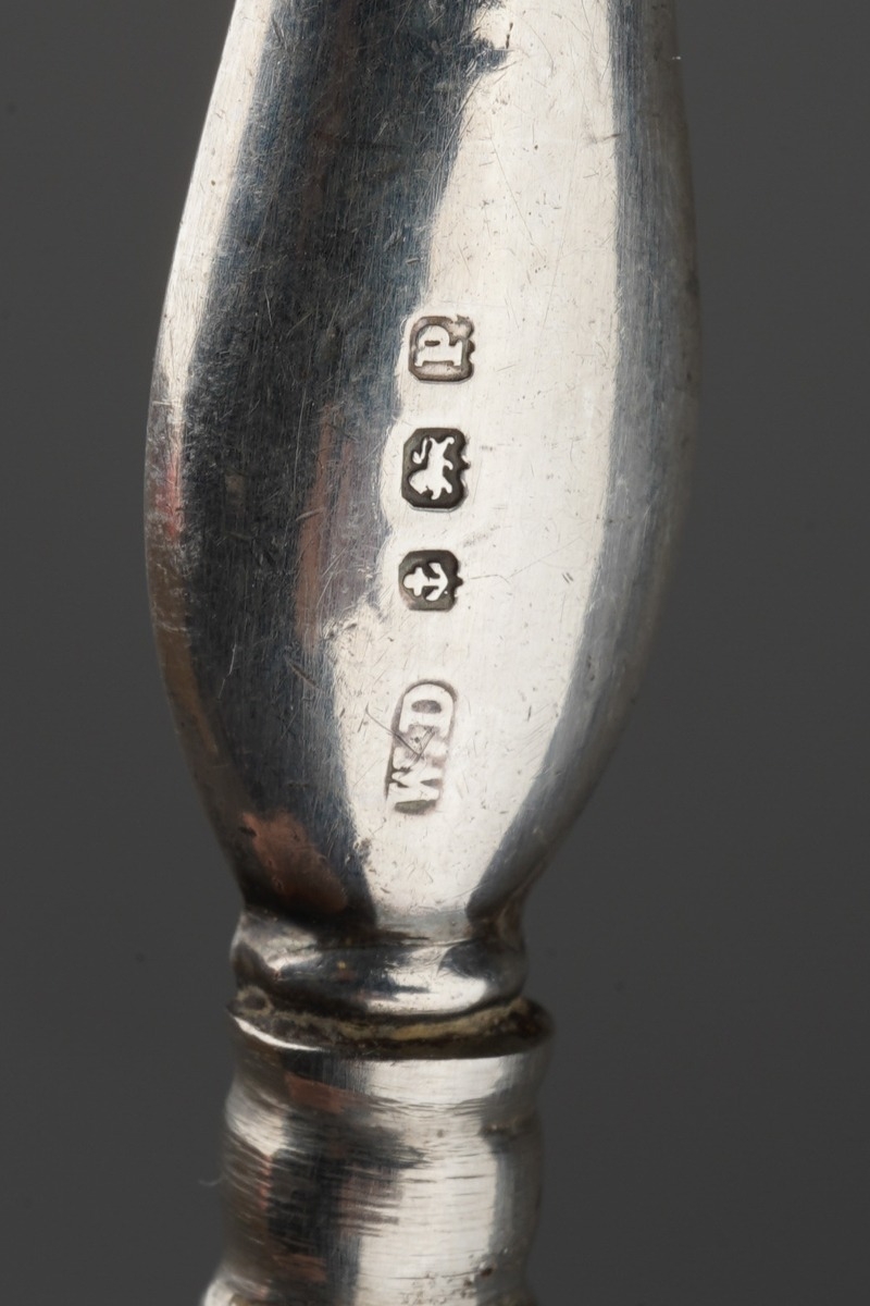 Three pieces of silver, comprising a steel shoe horn with silver handle, a silver handled manicure - Image 7 of 7