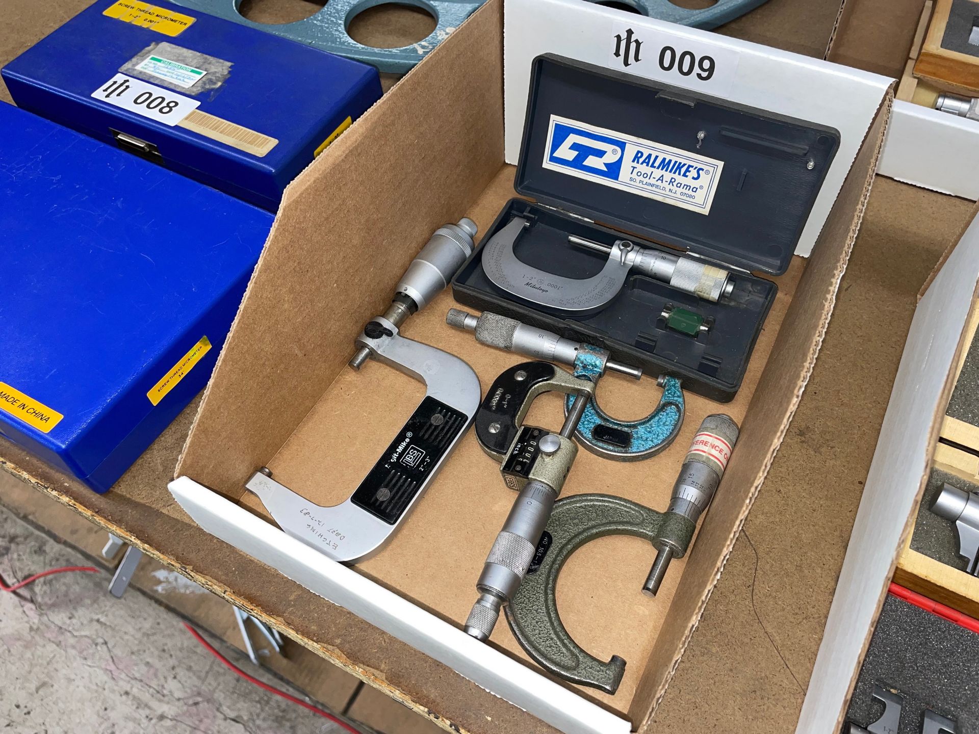 Lot with a Various Micrometers