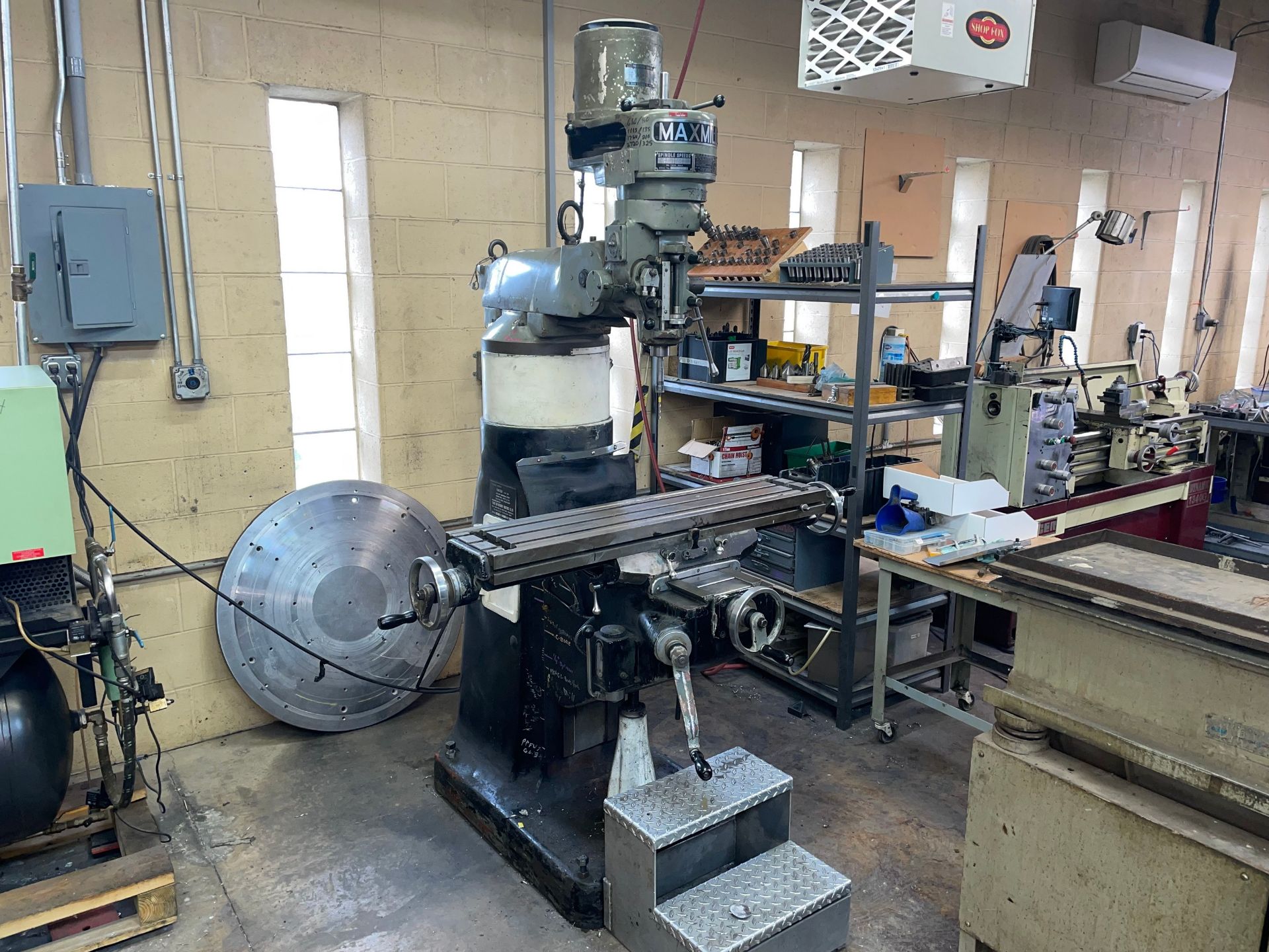 Maxmill Mdl. YC-1 1/2VA Vertical Milling Machine