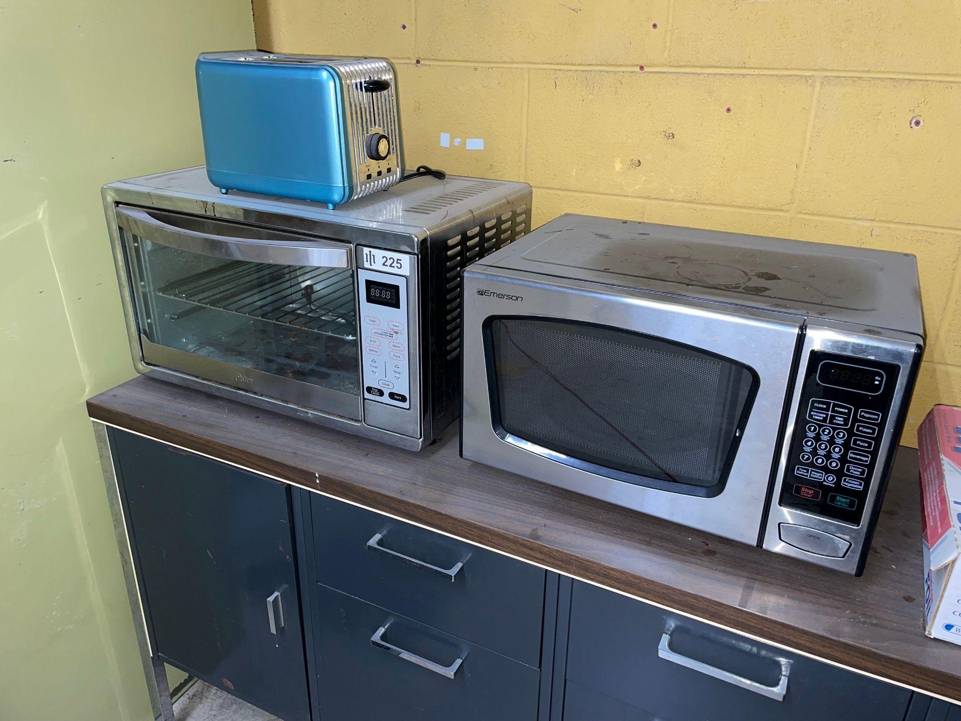 Lot including Oster Toaster Over, Emerson Microwave and Toaster - Image 2 of 3