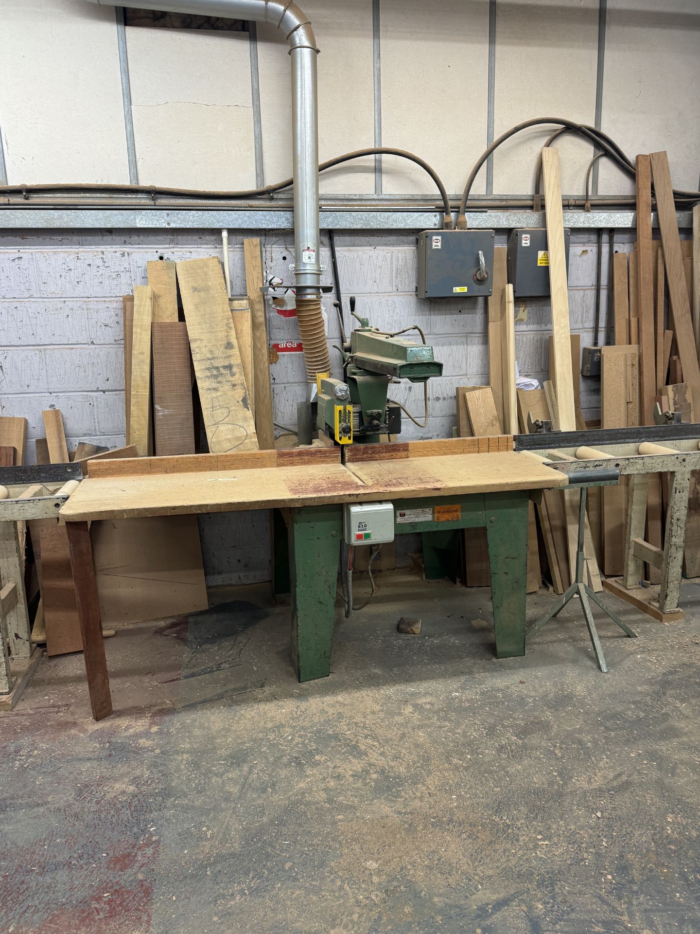 Wadkin Cross Cut Saw (including in and out feed tables)