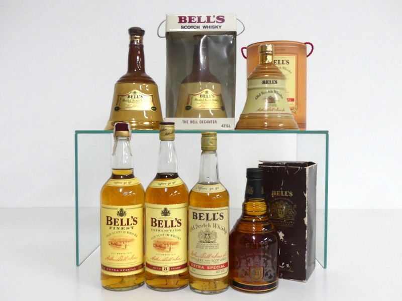 2 75-cl bts Bells Specially Selected Blended Scotch Whisky Wade Decanters 40%, 1 oc 1 75-cl bt Bells