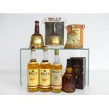 2 75-cl bts Bells Specially Selected Blended Scotch Whisky Wade Decanters 40%, 1 oc 1 75-cl bt Bells