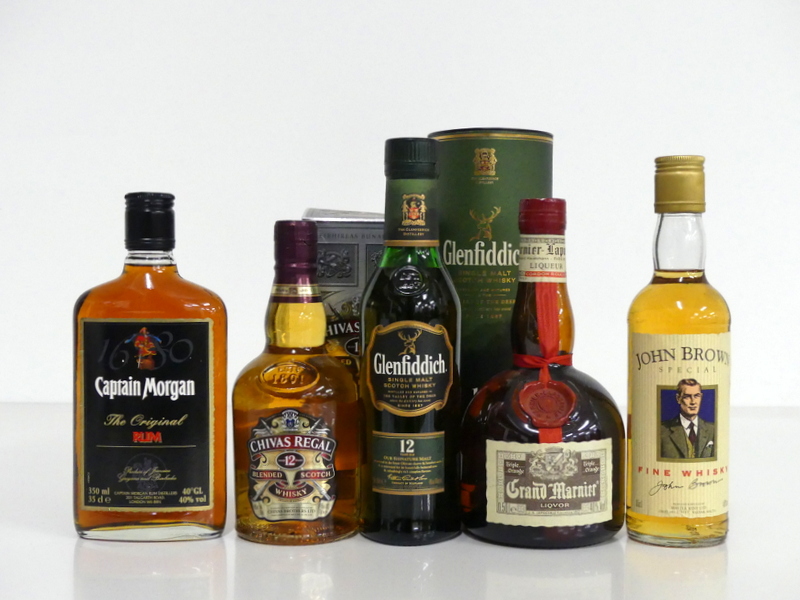 1 35-cl bt Captain Morgan The Original Rum 40% 1 35-cl bt Chivas Regal 12YO Blended Scotch Whisky
