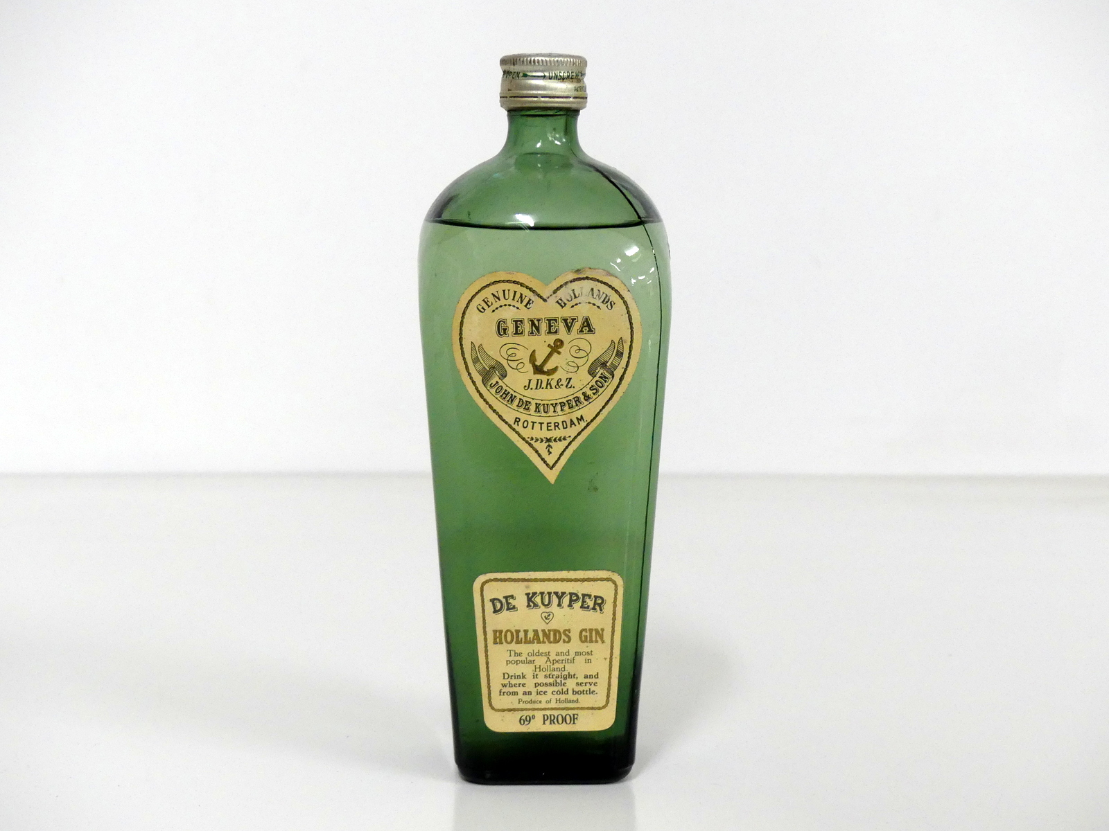 1 believed 26 2/3 fl oz bt De Kuyper Hollands Gin 69° proof believed 1950's bottling