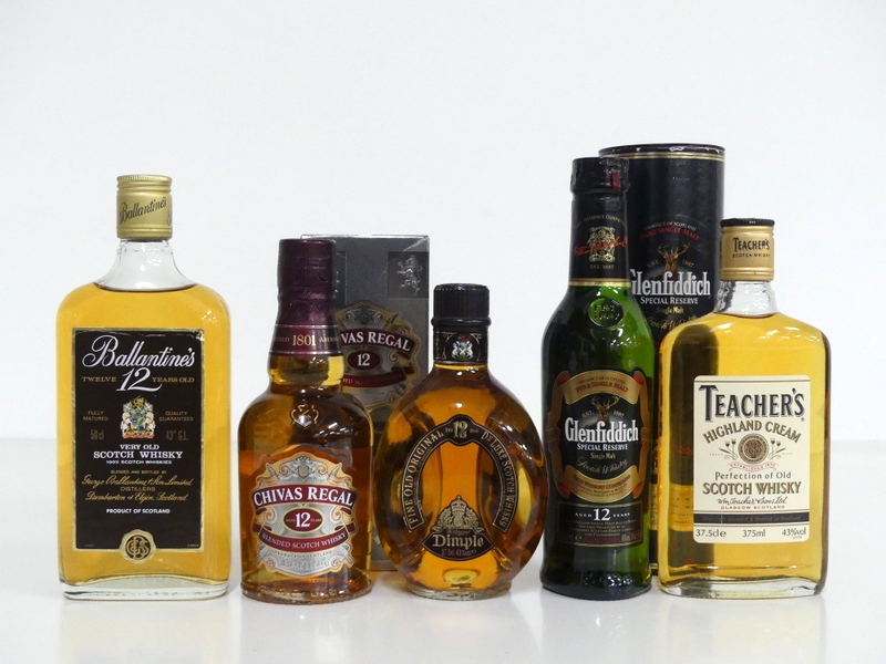 1 50-cl bt Ballantines 12YO Very Old Scotch Whisky 43° GL 1 35-cl bt Chivas Regal 12YO blended