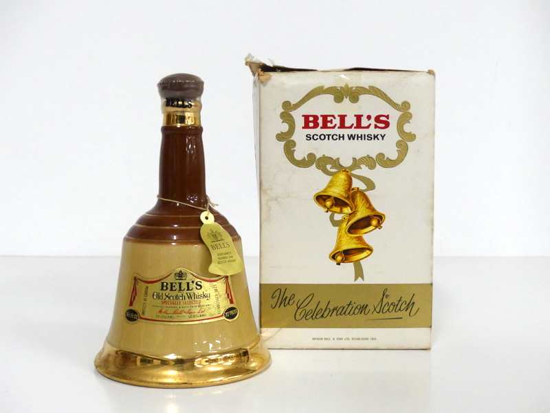 1 26 2/3 fl oz bt Bells Specially Selected Old Scotch Whisky Wade Decanter 70° proof oc-sl damaged