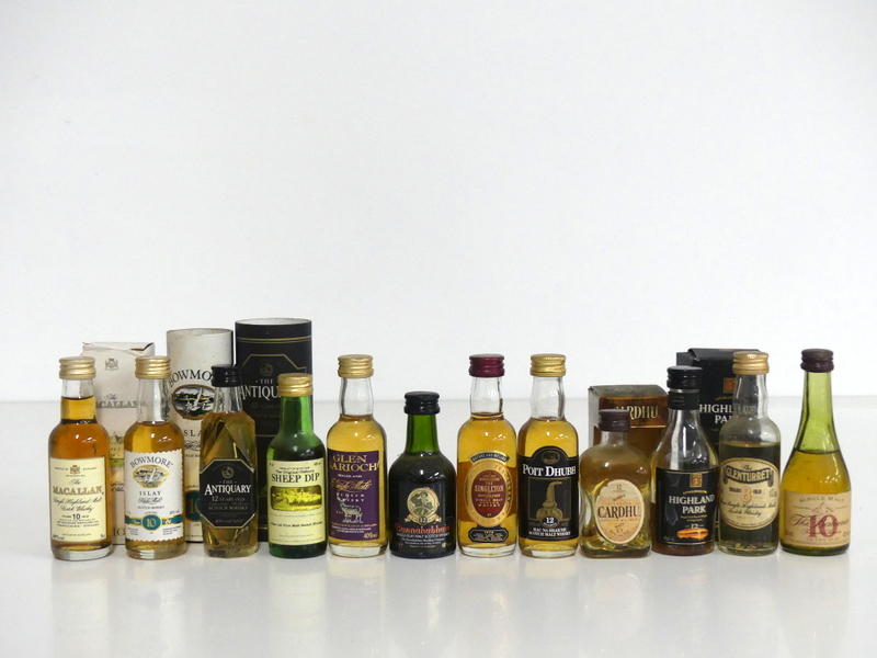 12 5-cl bts Whisky miniatures incl: Macallan 10 YO, Bowmore 10 YO & The Antiquary