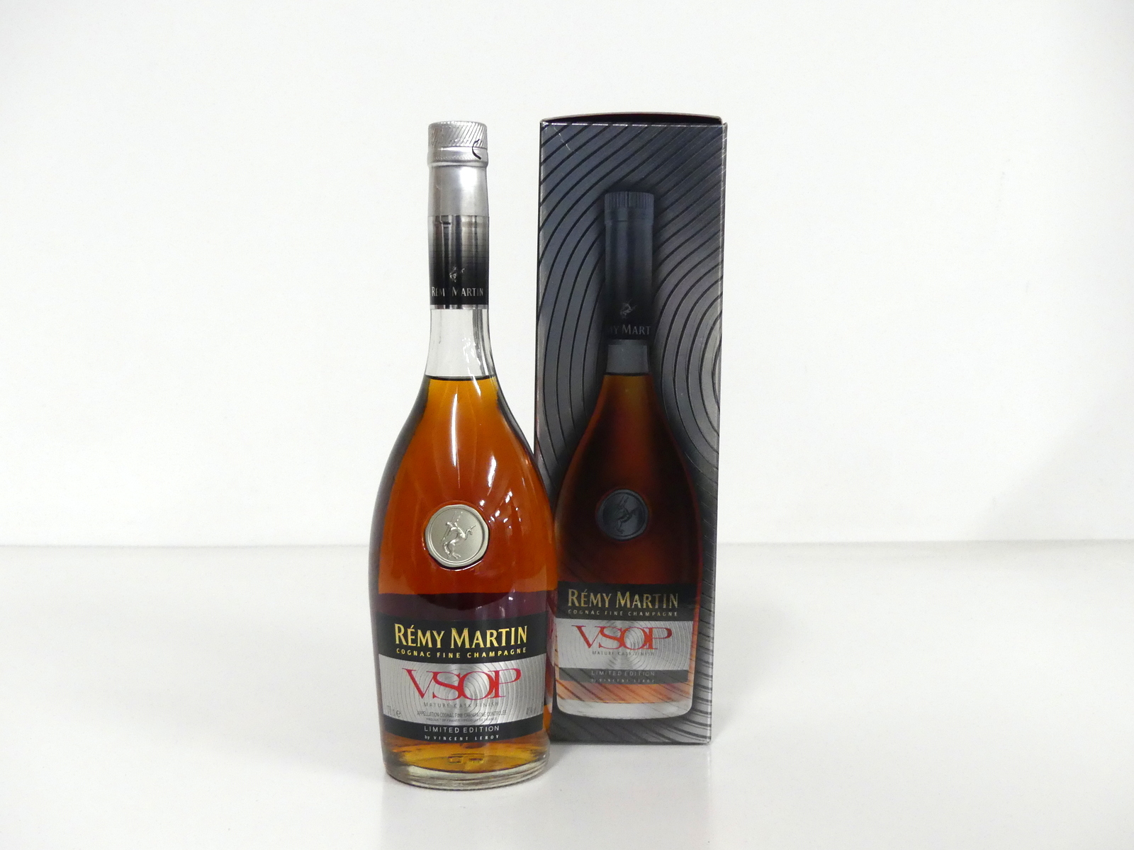 1 70-cl bt Remy Martin V.S.O.P. Fine Champagne Cognac Limited Edition by Vincent Leroy 40% oc