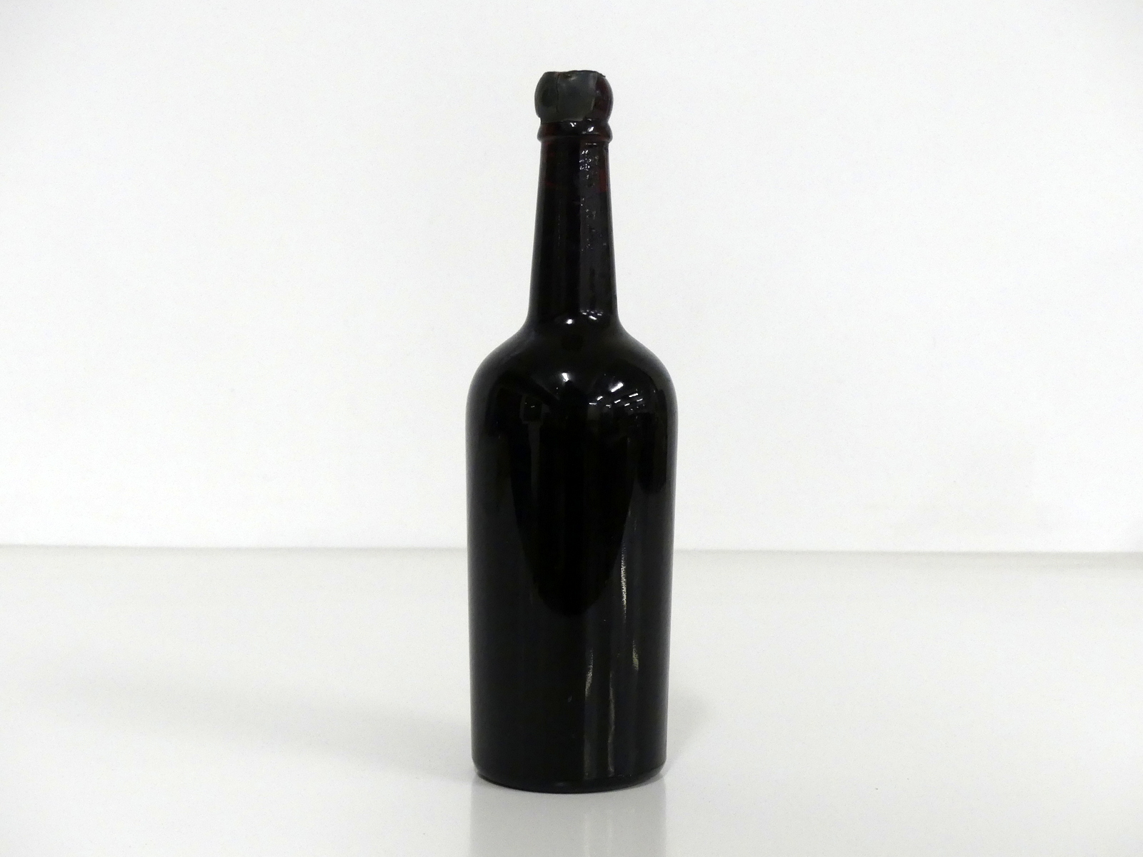 1 bt Unknown Harveys believed Sherry, Vintage Unknown, ID from embossed base of bottle, base of