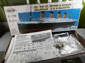Vintage R.M.S Titanic 1:720 Scale Motorised Model