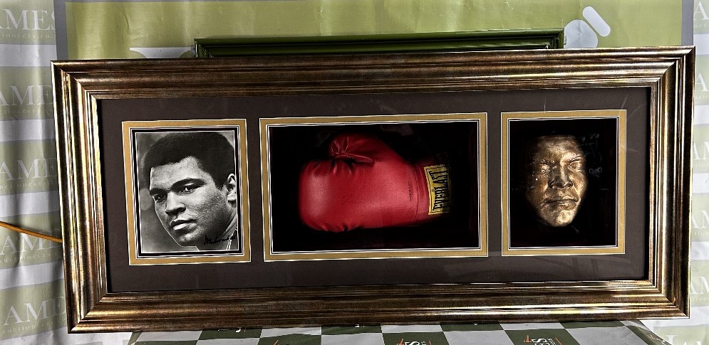 Muhammad Ali Signed Montage- Everlast Glove/Picture and Dipped Gold Face Cast - Bild 10 aus 10