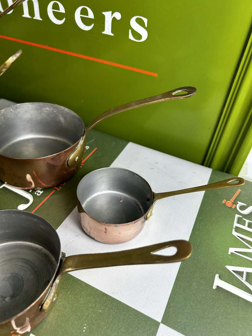 Vintage Set of 6 Graduated Copper Pans with Brass Handles - Image 8 of 8