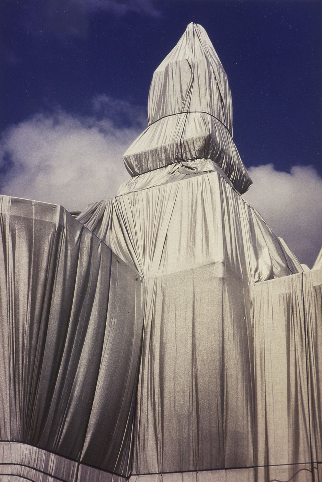 Christo (d. i. Chr. Javacheff).