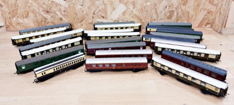 Large collection Of 00 Gauge trains, wagons & tracks.