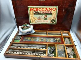 Antique Meccano set number 5 construction set. Includes original wooden carry box.