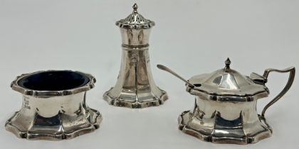 Edwardian silver stylised faceted three piece cruet, maker Hukin & Heath, Birmingham 1910, 5.5oz