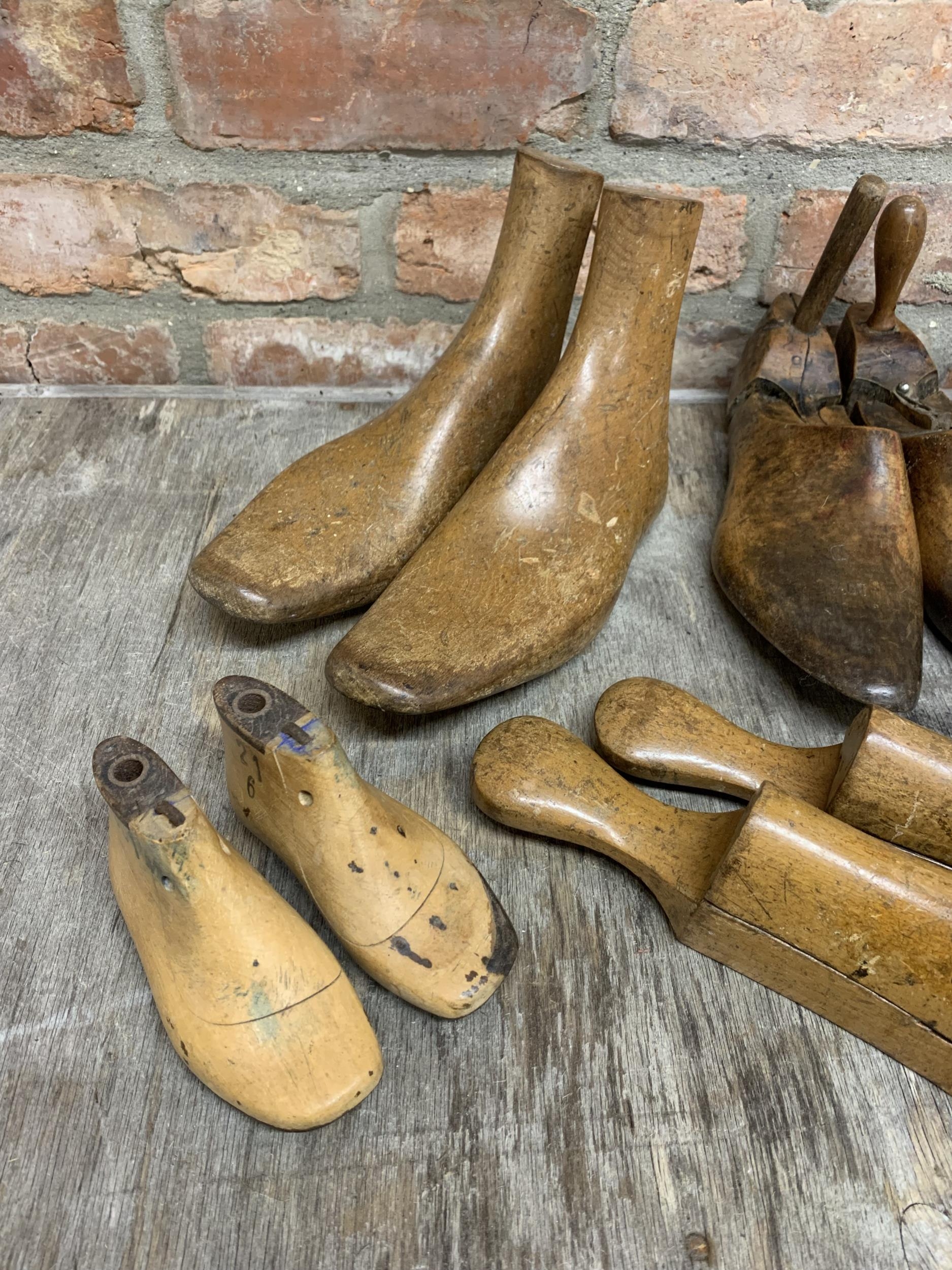 Quantity of antique early 20th century treen shoe lasts (16) - Image 2 of 5