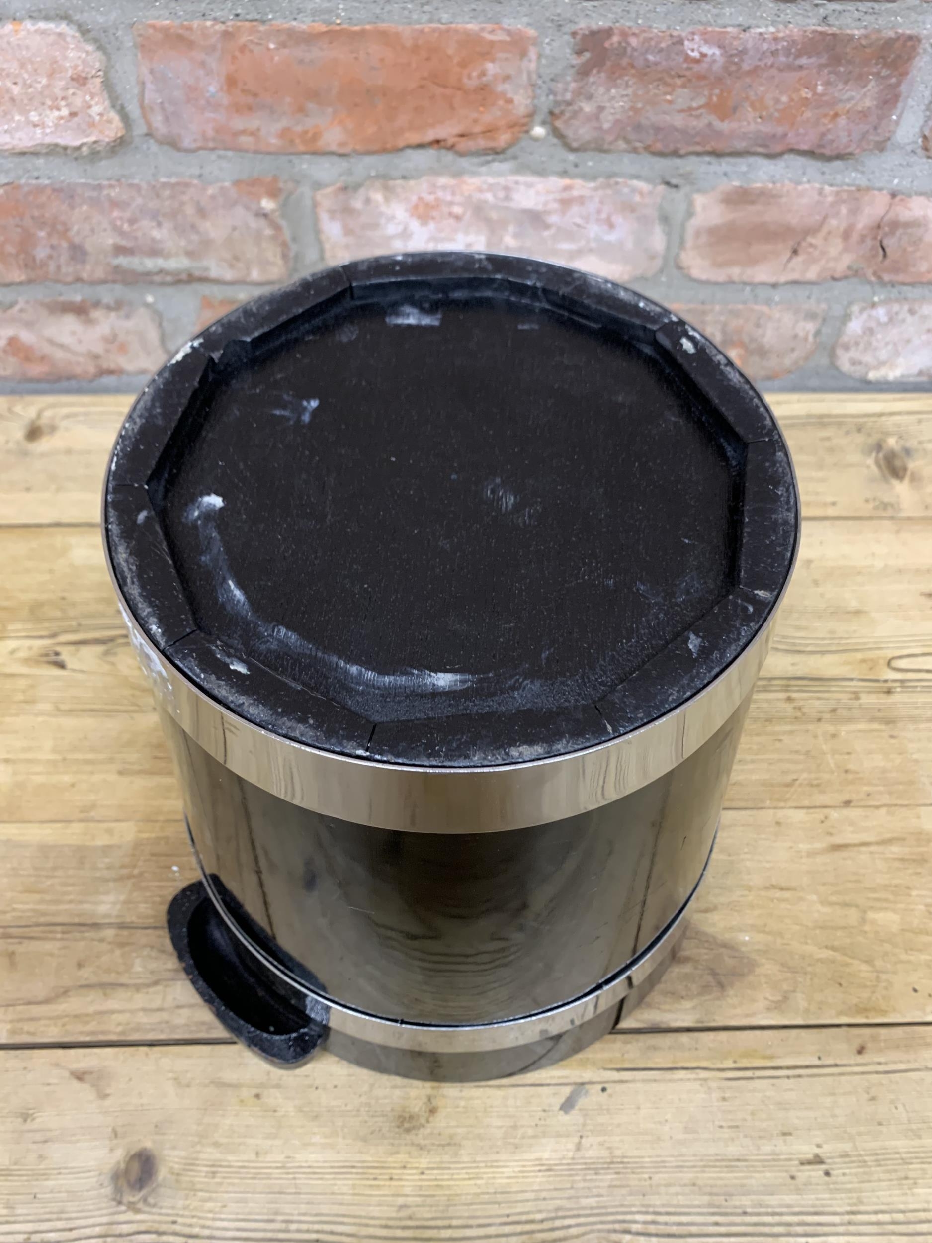 Stylish ebonised drum ice bucket with silver plated bands, 30cm high - Image 3 of 3