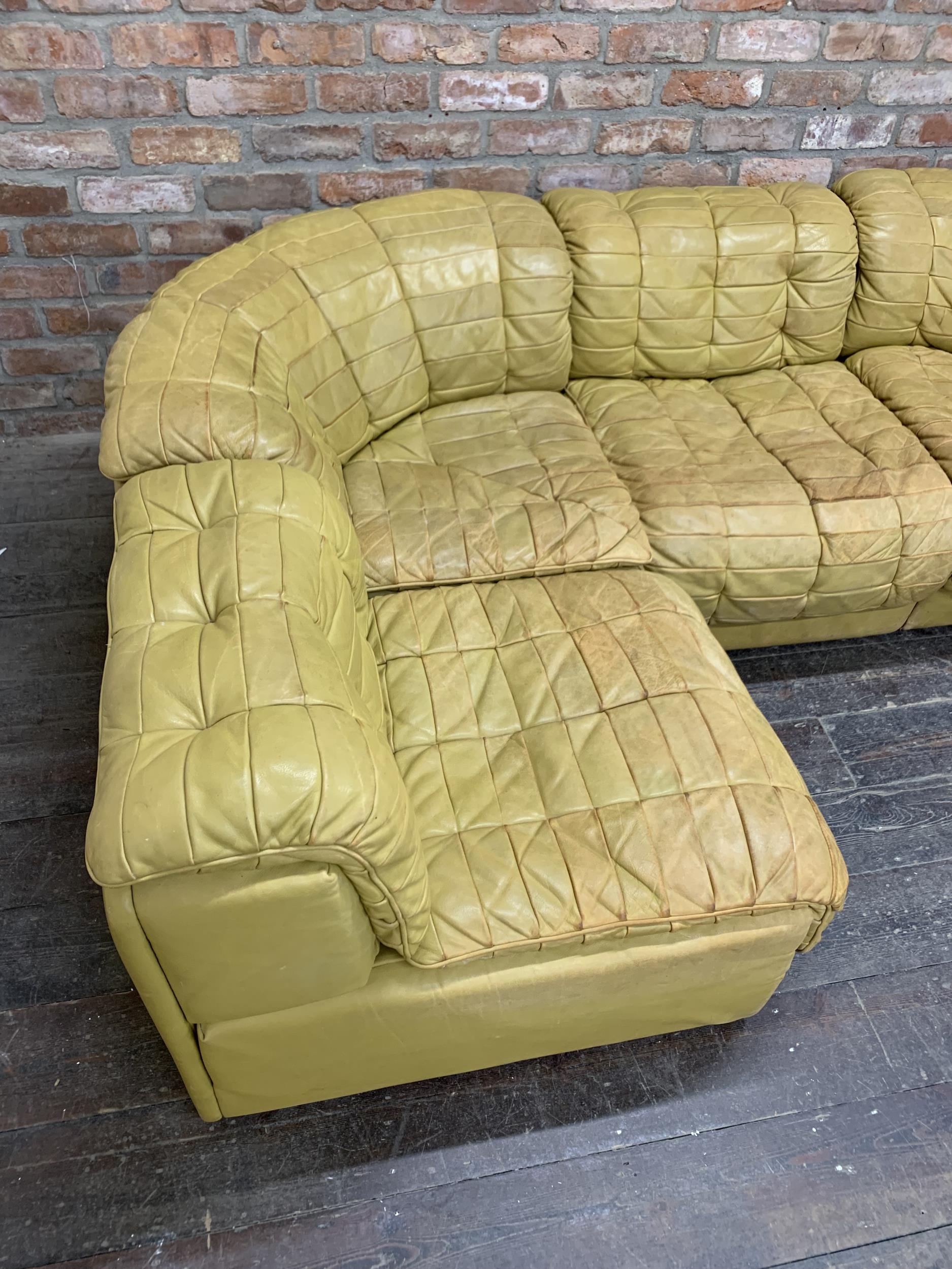 De Sede mustard leather modular corner sofa, in four parts, good wear and patina, H 65cm x W - Bild 2 aus 4