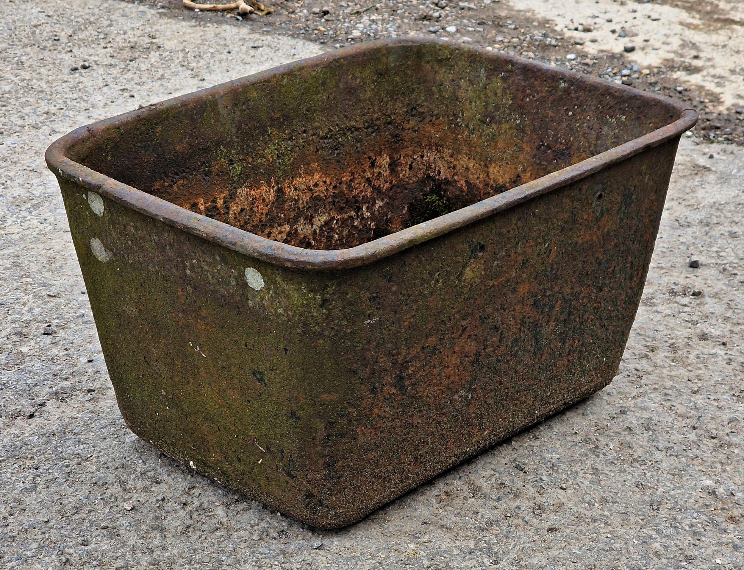 Vintage cast iron rectangular trough with drainage hole, H 30cm x W 53cmx D 39cm - Image 2 of 3