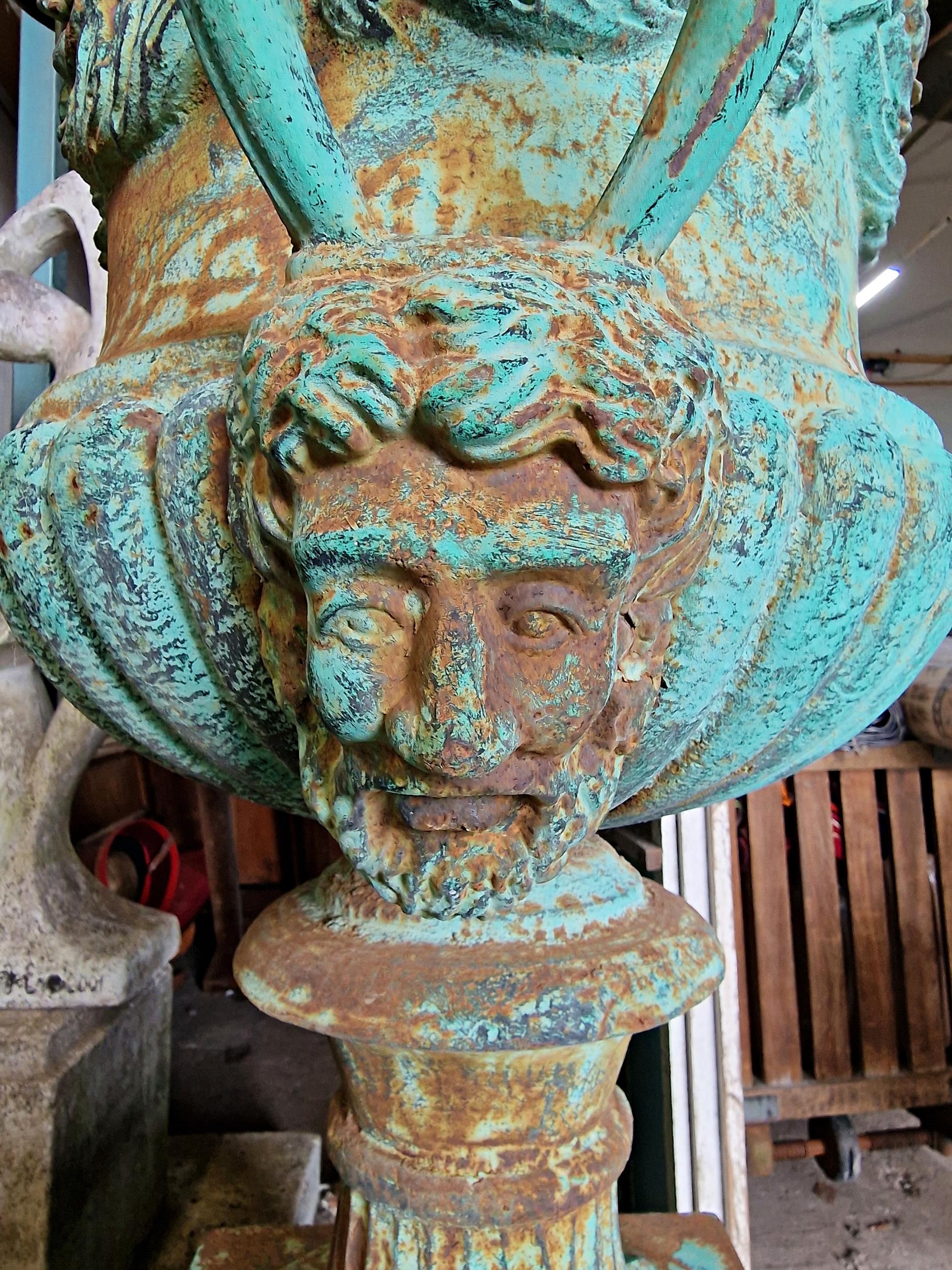 An impressive classical style cast iron Campana shaped garden urn with lobed bowl and twin mask loop - Bild 3 aus 3