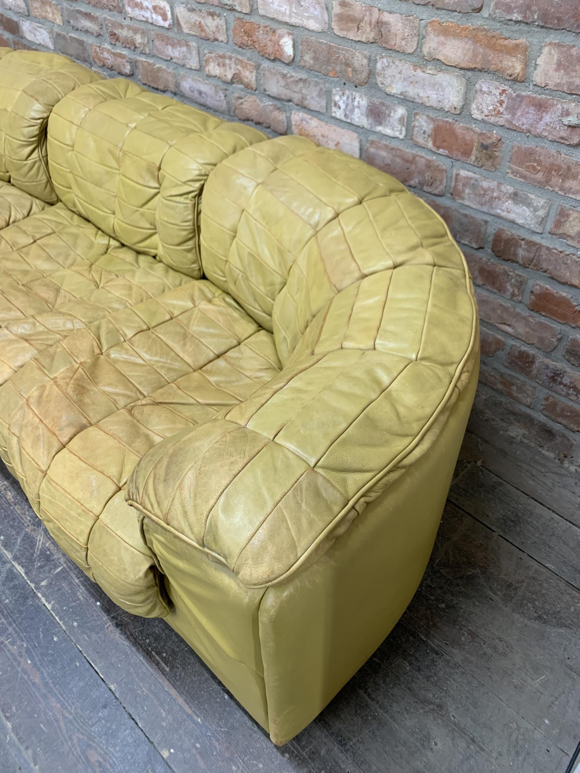 De Sede mustard leather modular corner sofa, in four parts, good wear and patina, H 65cm x W - Bild 3 aus 4
