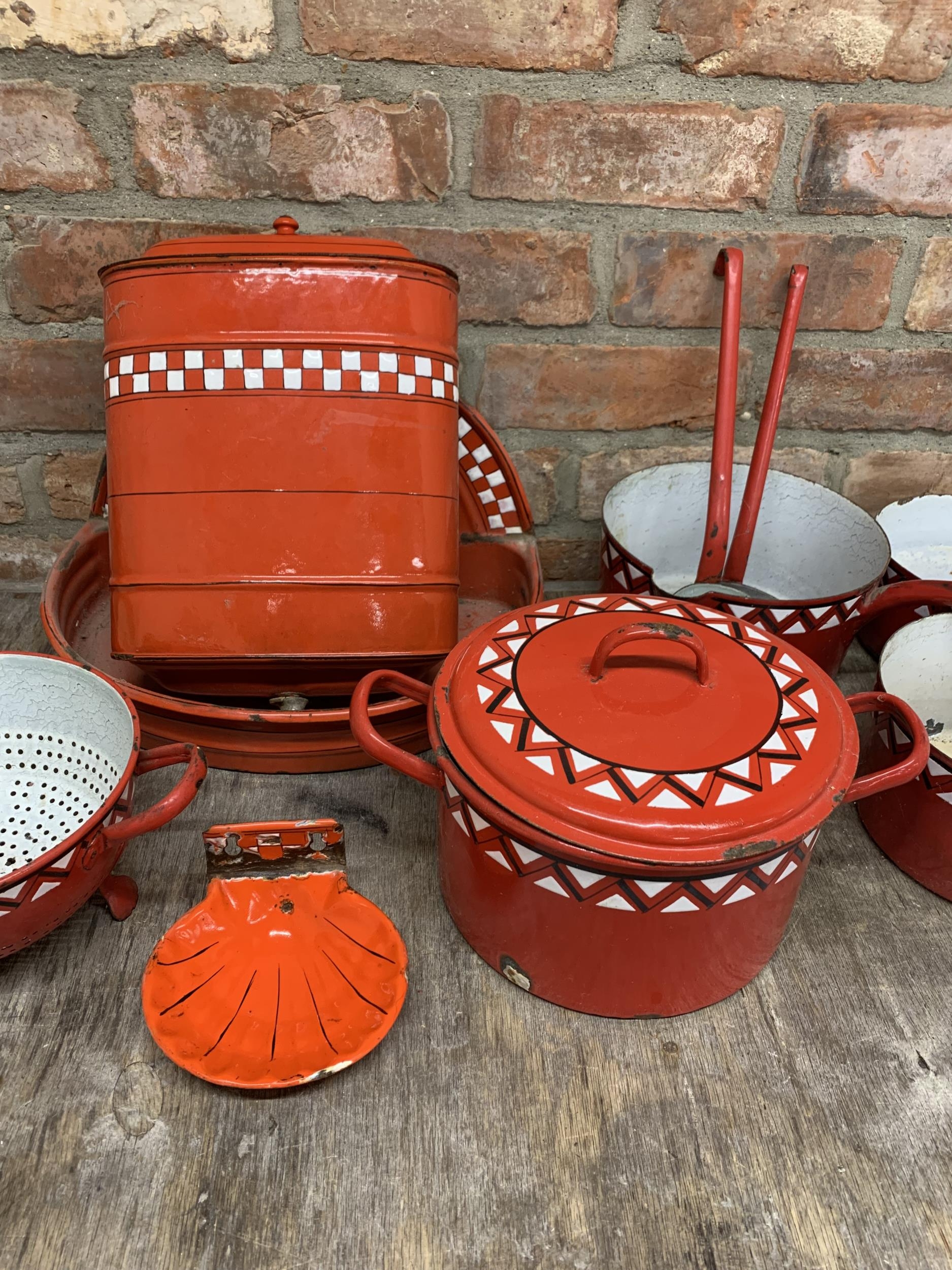 Quantity of vintage red enamel kitchen ware to include saucepans, water tank and soap dish (14) - Image 3 of 4