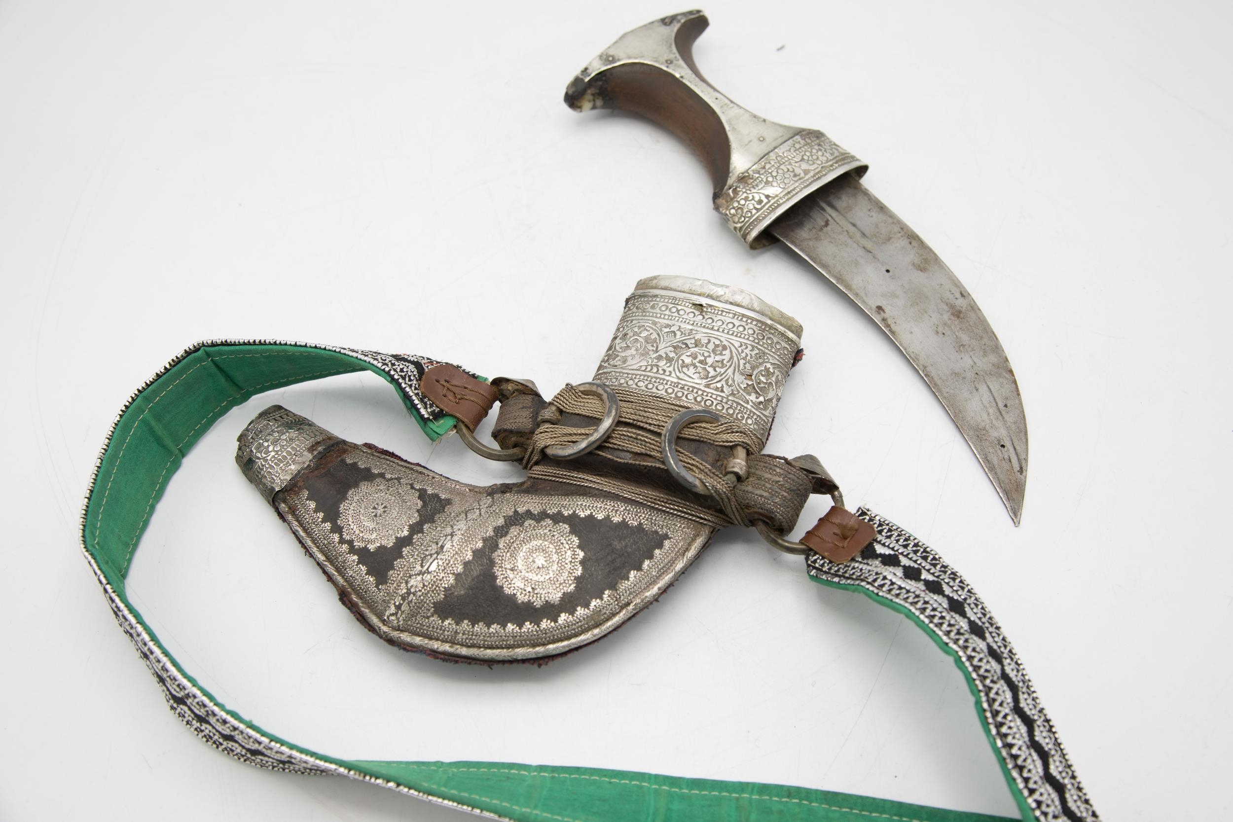 Turn of the century Persian Ottoman Jambiya dagger and belt in a goof silver sheath and silver - Image 2 of 3