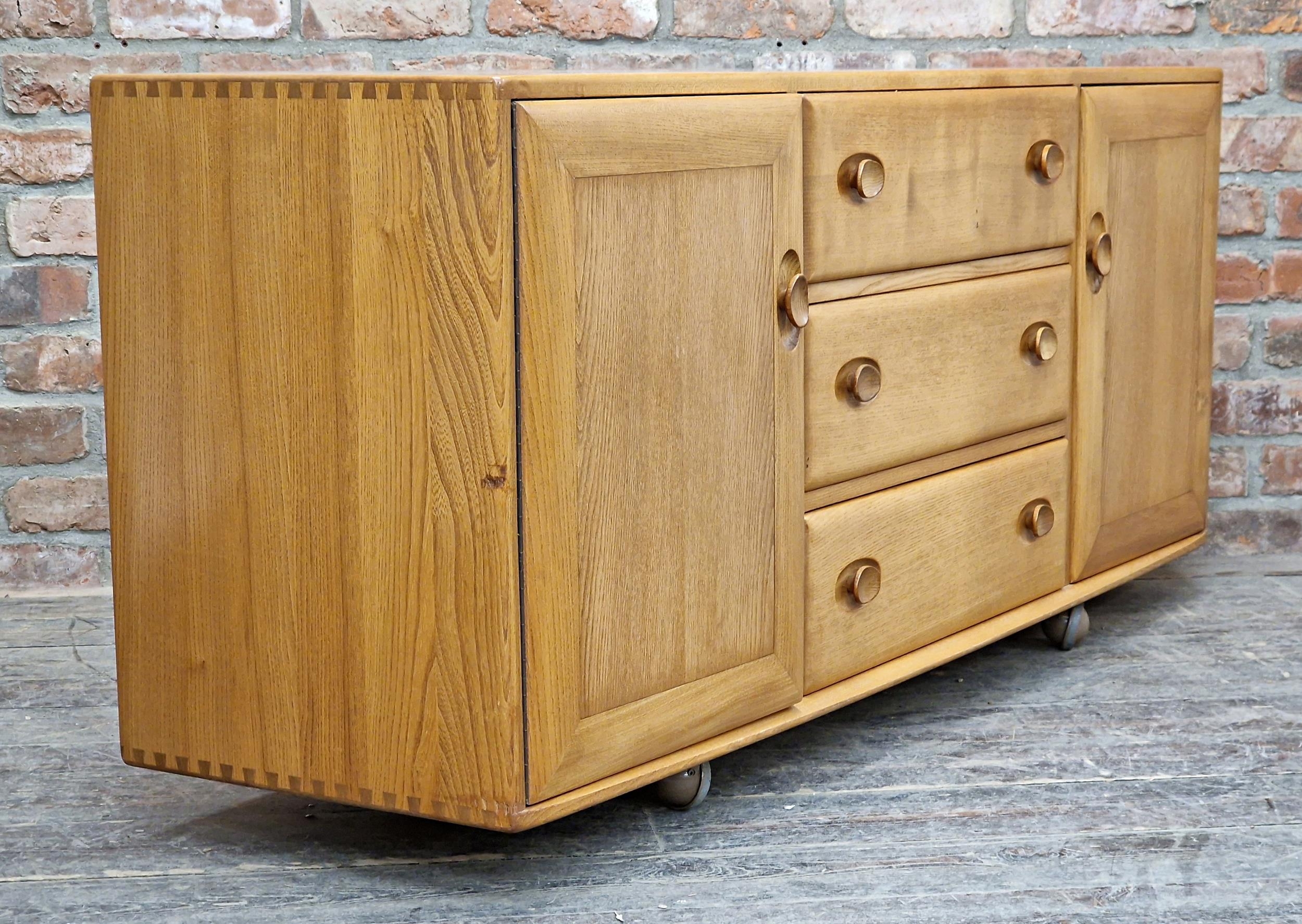 Ercol light elm sideboard fitted with three draws flanked by two cupboard doors, H 69cm x W 156cm - Bild 2 aus 3