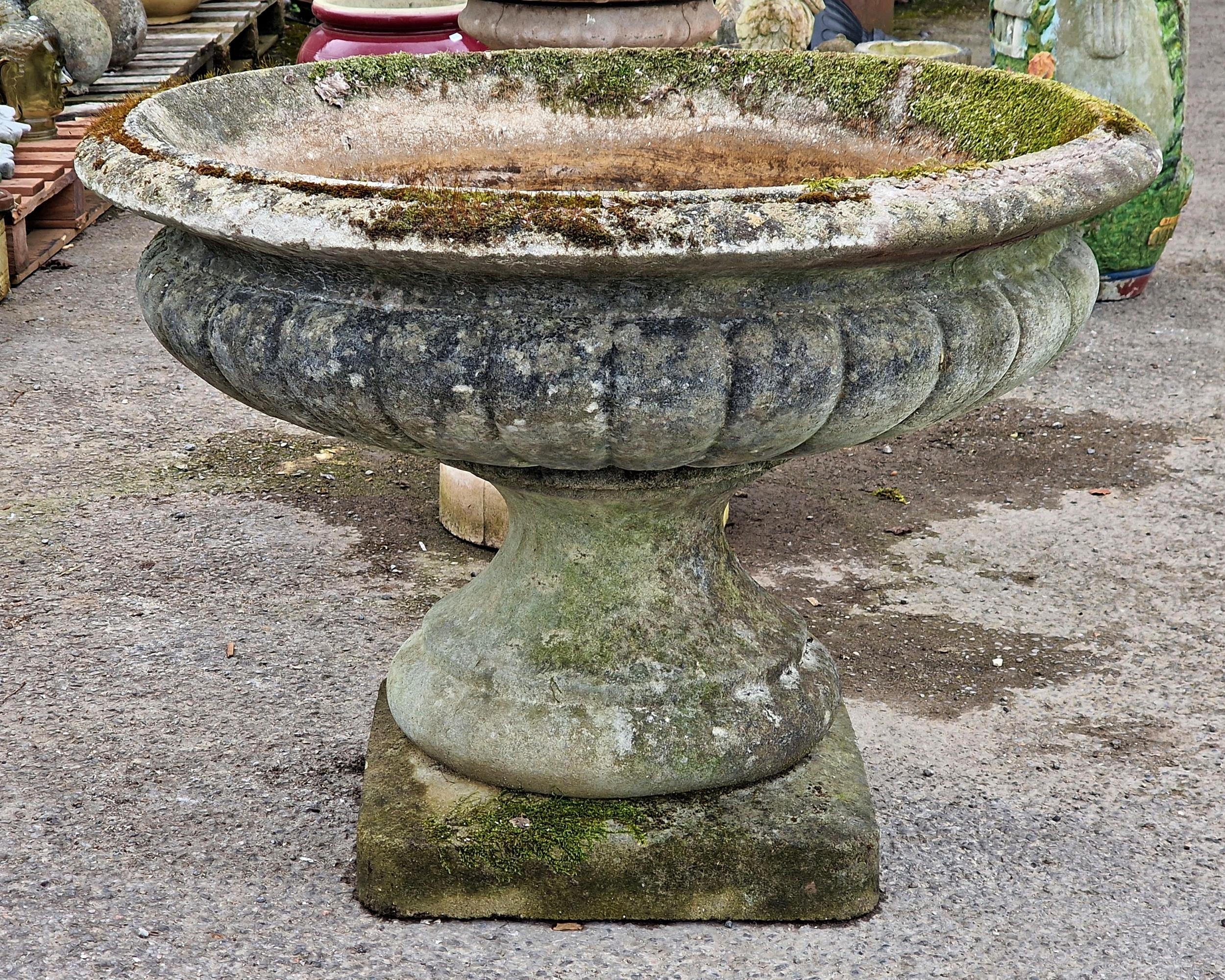 Large Impressive weathered reconstituted stone garden urn with lobed bowl and flared rim, H 70m x - Bild 2 aus 4