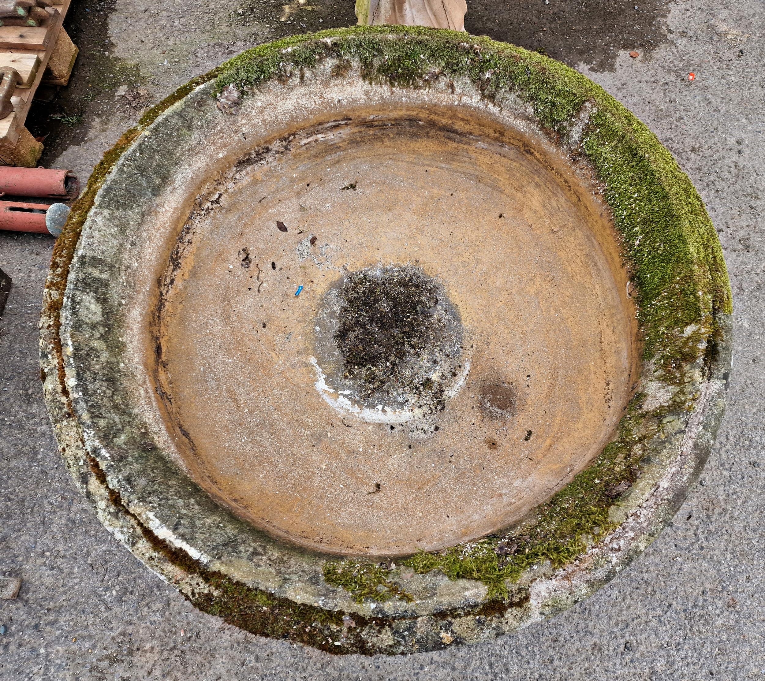 Large Impressive weathered reconstituted stone garden urn with lobed bowl and flared rim, H 70m x - Bild 4 aus 4