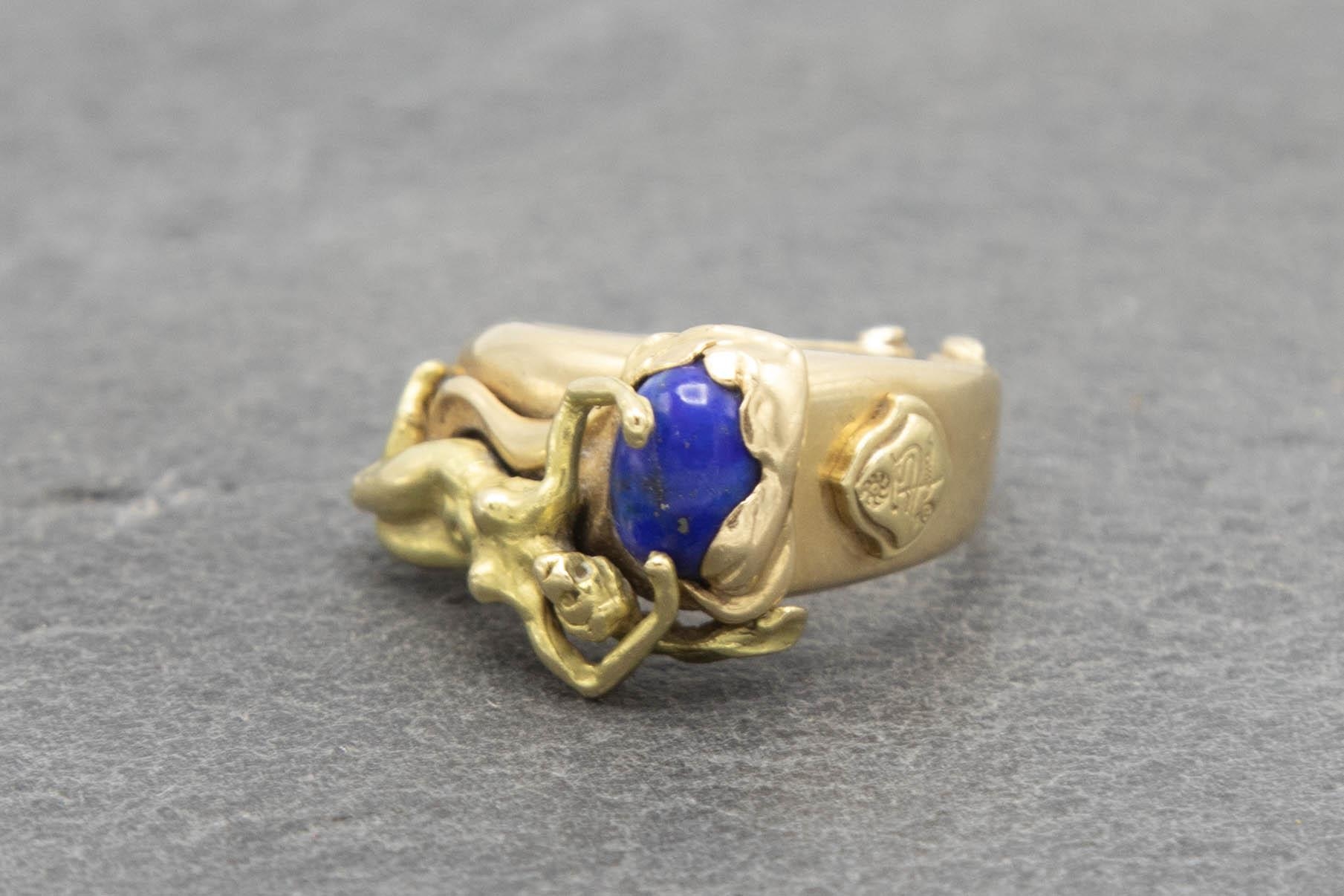 Good quality 18ct Lapis Lazuli figural ring, with reclined nude, size N, 9.7g