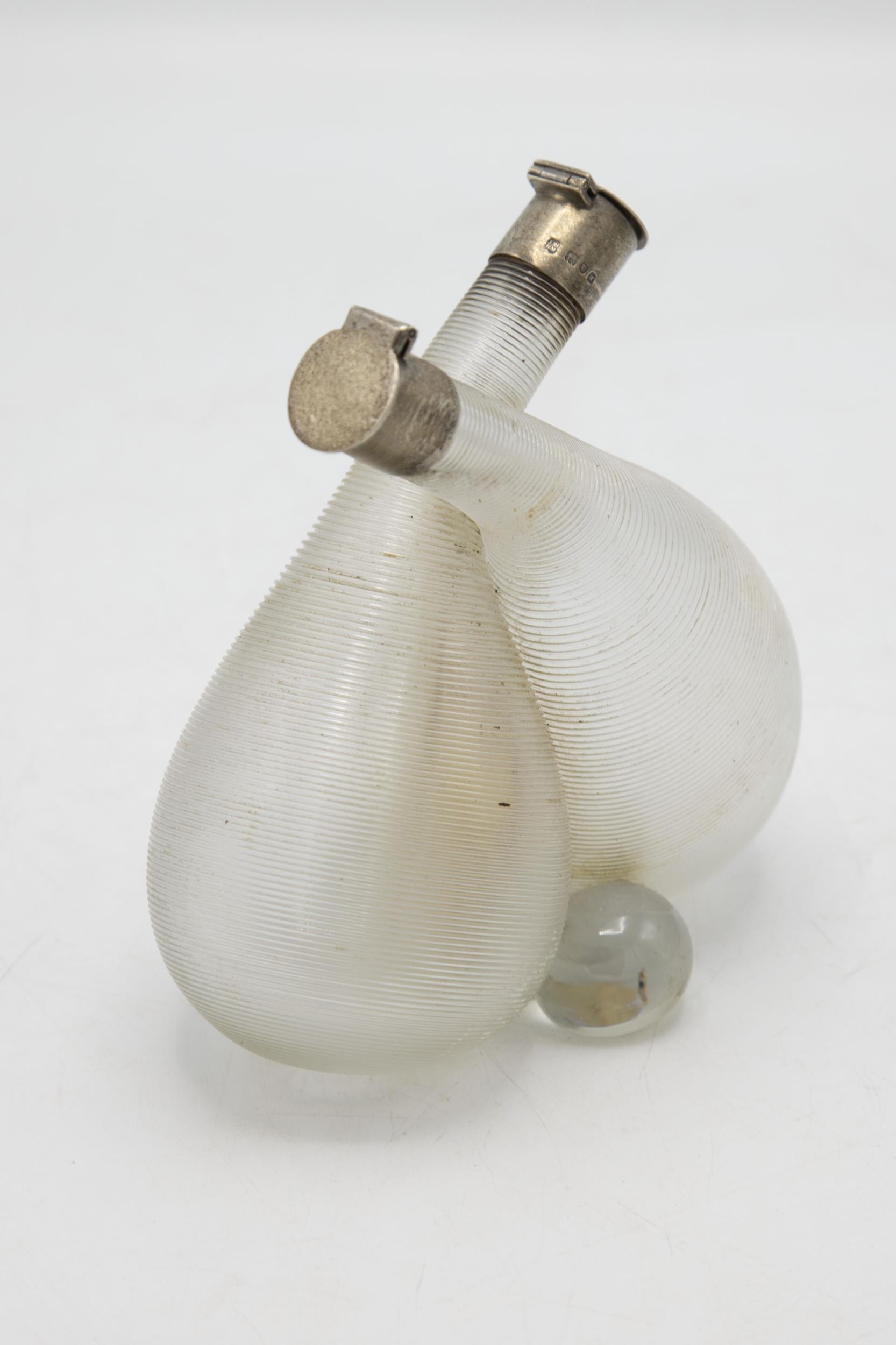 Ribbed glass oil and vinegar bottle with silver top finish, Hukin & Heath, London 1905, H 16cm - Image 3 of 3