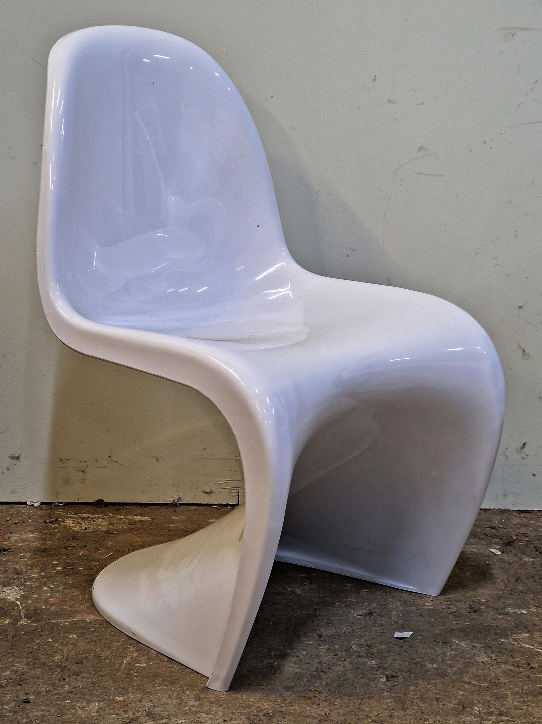 Pair of white plastic chairs in the style of Verner Panton, H 84cm - Image 2 of 2