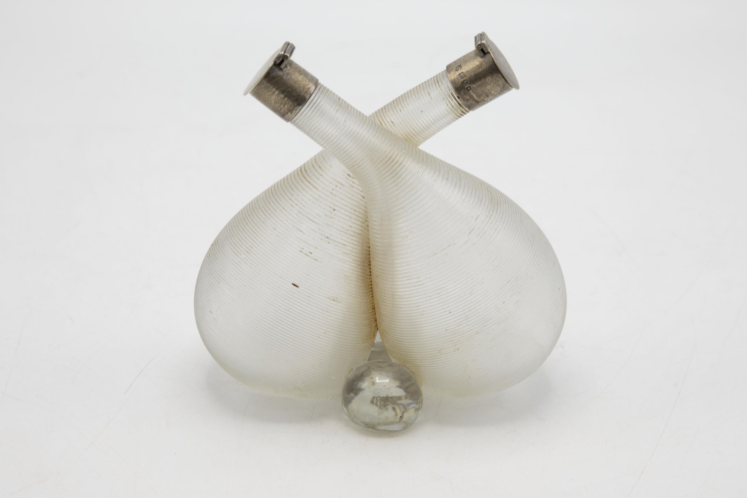 Ribbed glass oil and vinegar bottle with silver top finish, Hukin & Heath, London 1905, H 16cm