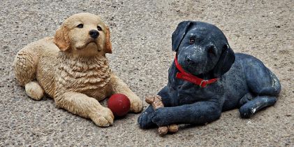 Pair of painted reconstituted stone garden ornaments of Labradors by 'Sandicast', H 20cm x W 39cm (