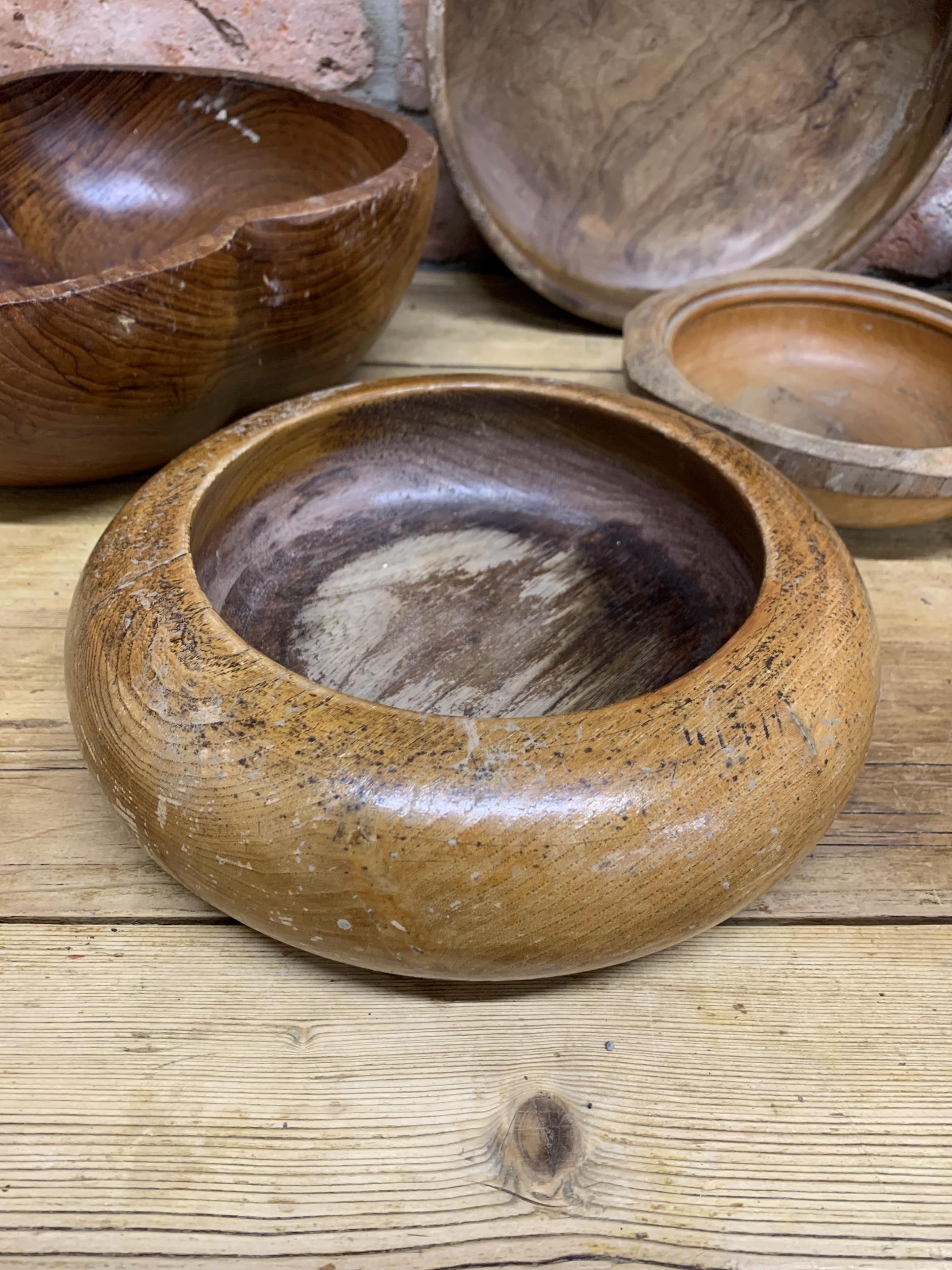 Five treen turned fruitwood bowls, the largest 31cm wide - Bild 2 aus 5