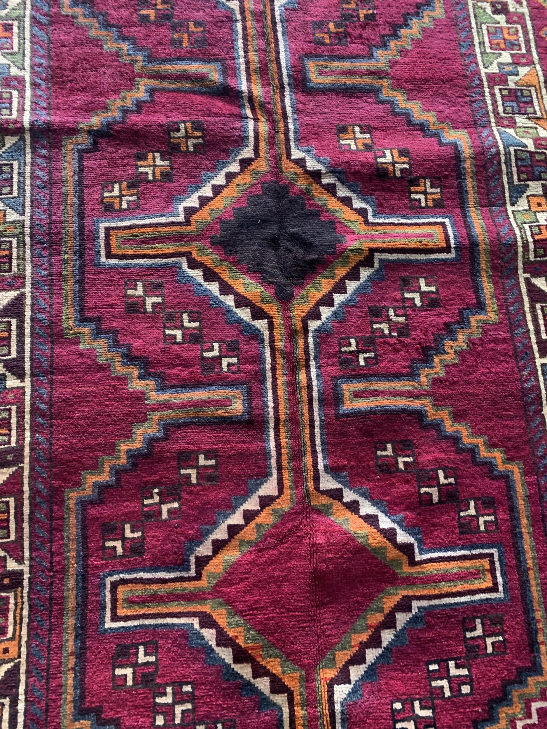 Good quality Persian Lori rug, bespoke medallion design on purple ground, 270 x 130cm - Image 3 of 4