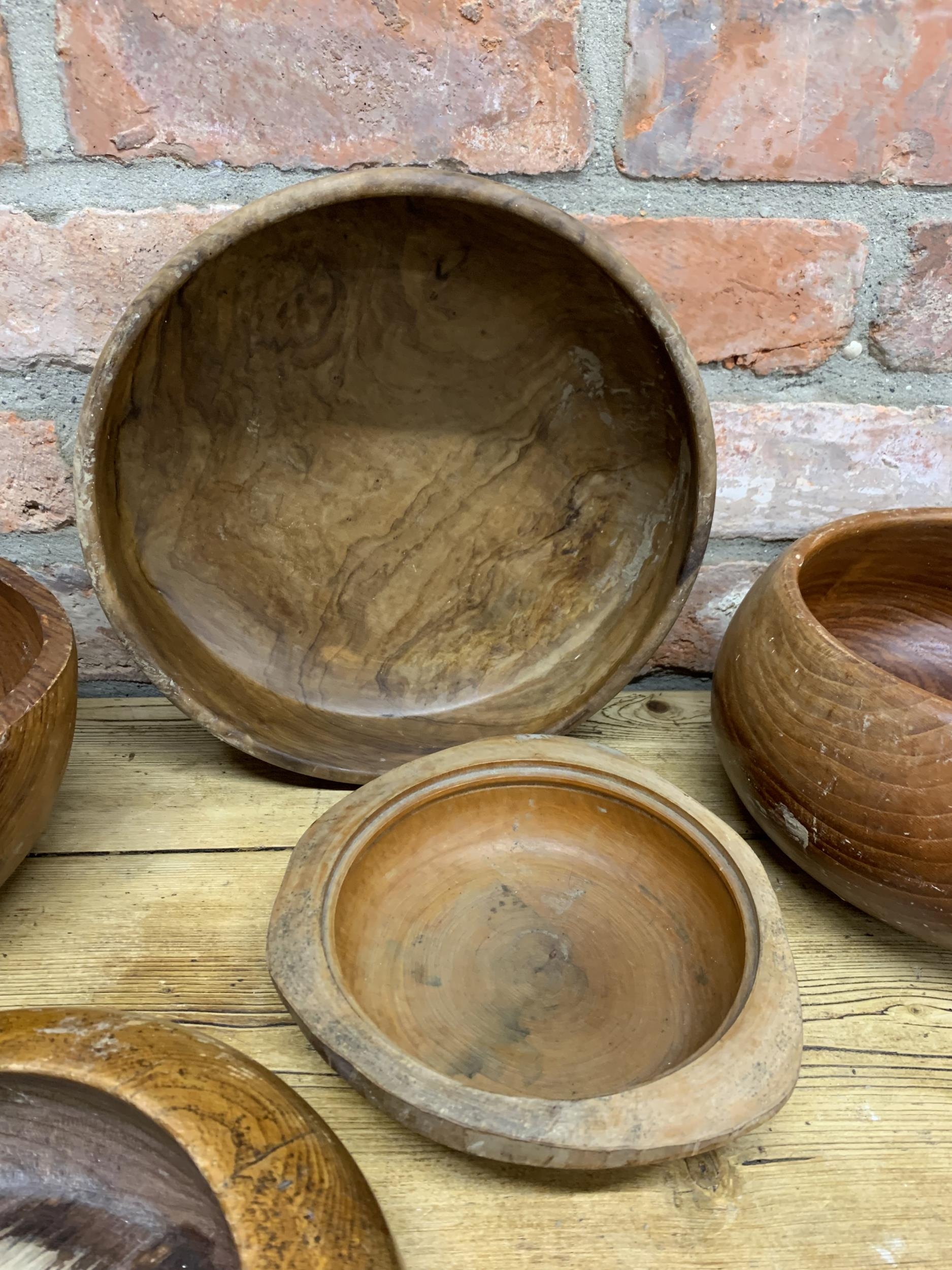 Five treen turned fruitwood bowls, the largest 31cm wide - Bild 4 aus 5