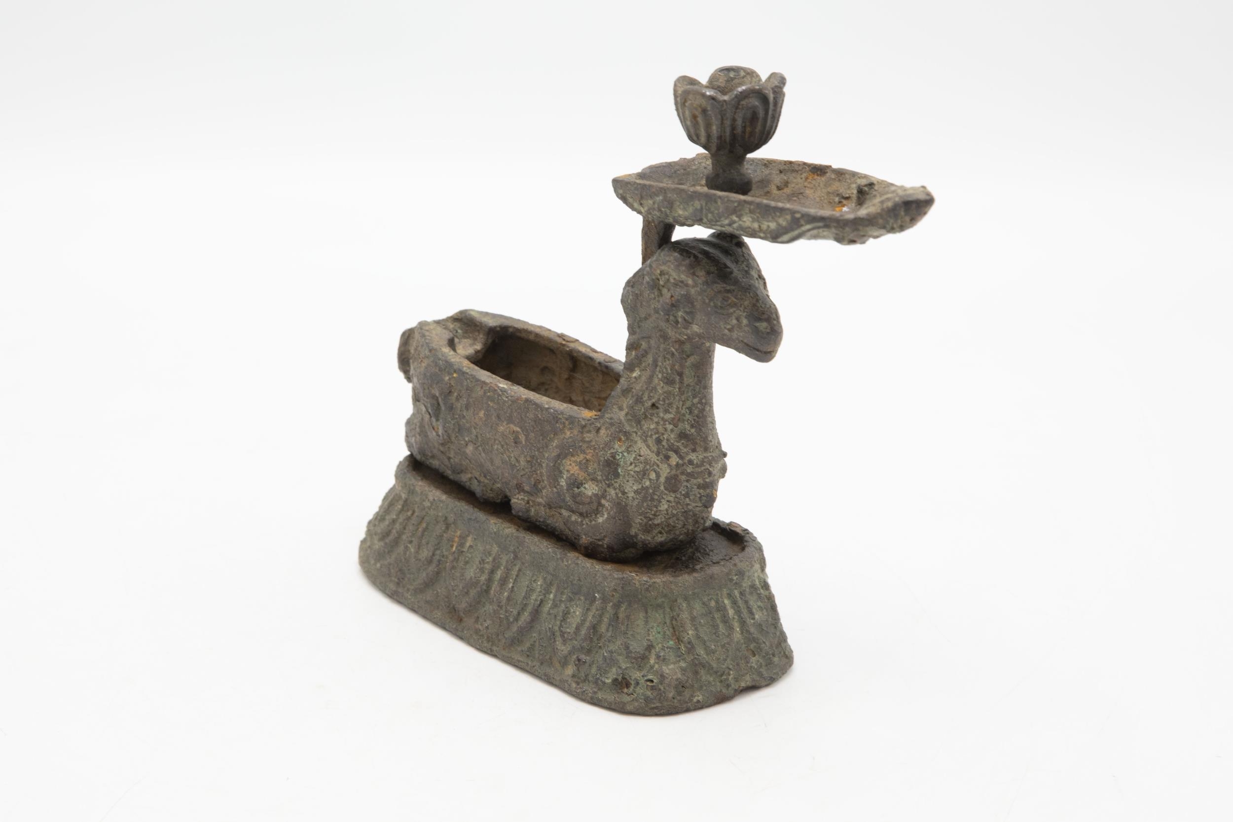 Impressive archaic Chinese influence cast iron lamp in the form of ram, possibly Roman - Image 2 of 3