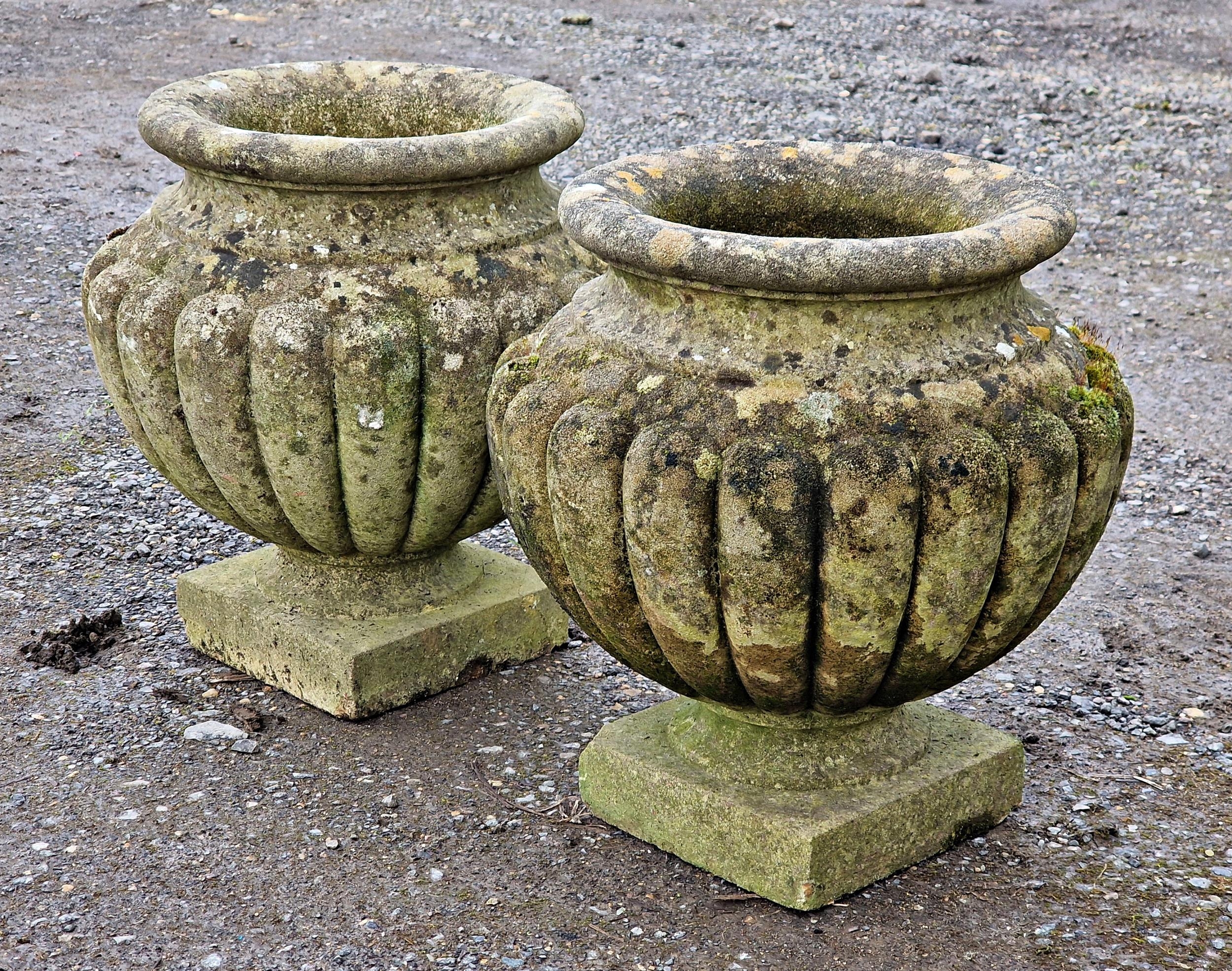 Pair of weathered reconstituted garden urns with lobed bowls and fixed socles, H 44cm x 20cm - Bild 2 aus 2