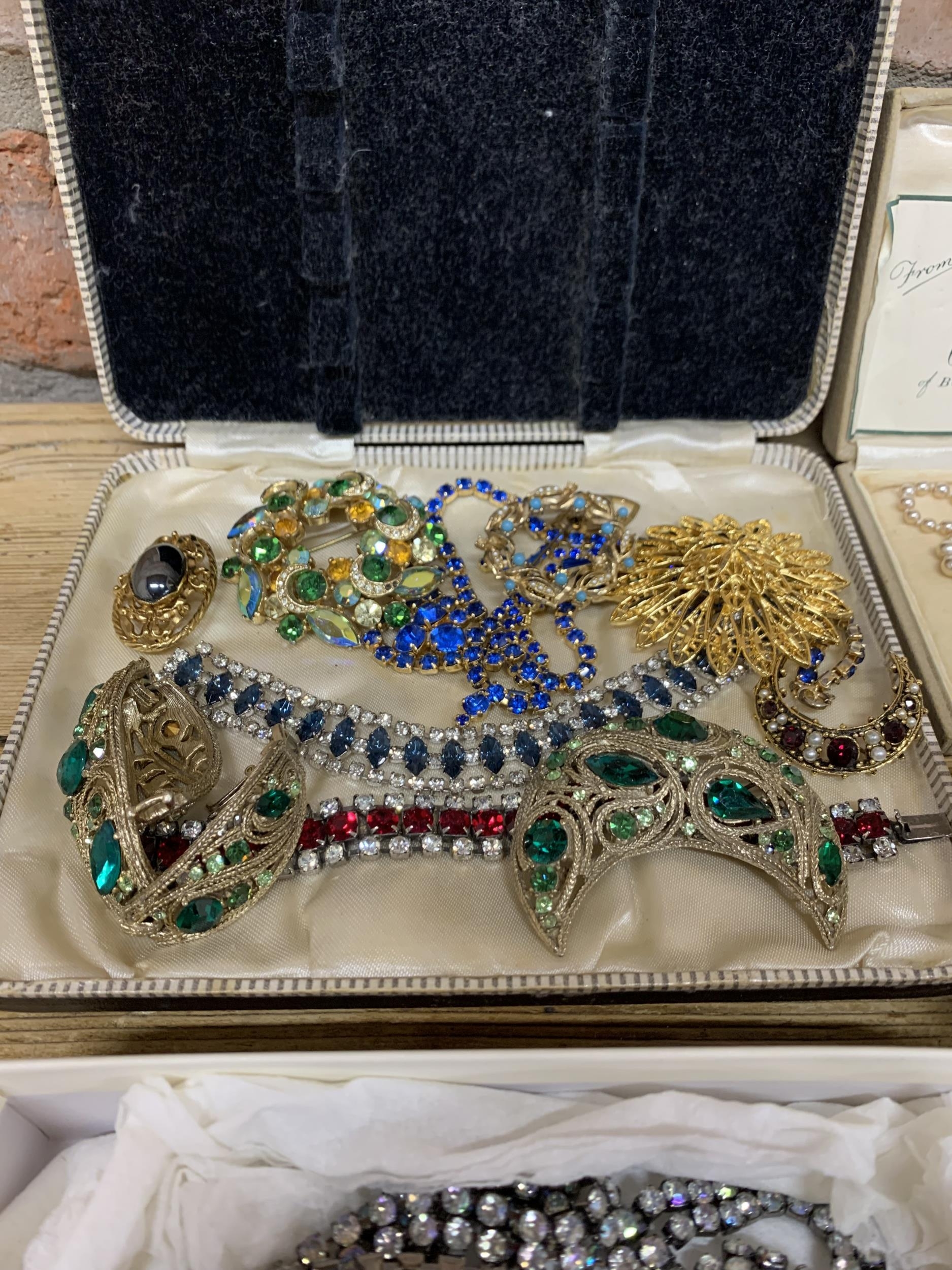 Assortment of mixed vintage costume jewellery and watches - Image 4 of 5