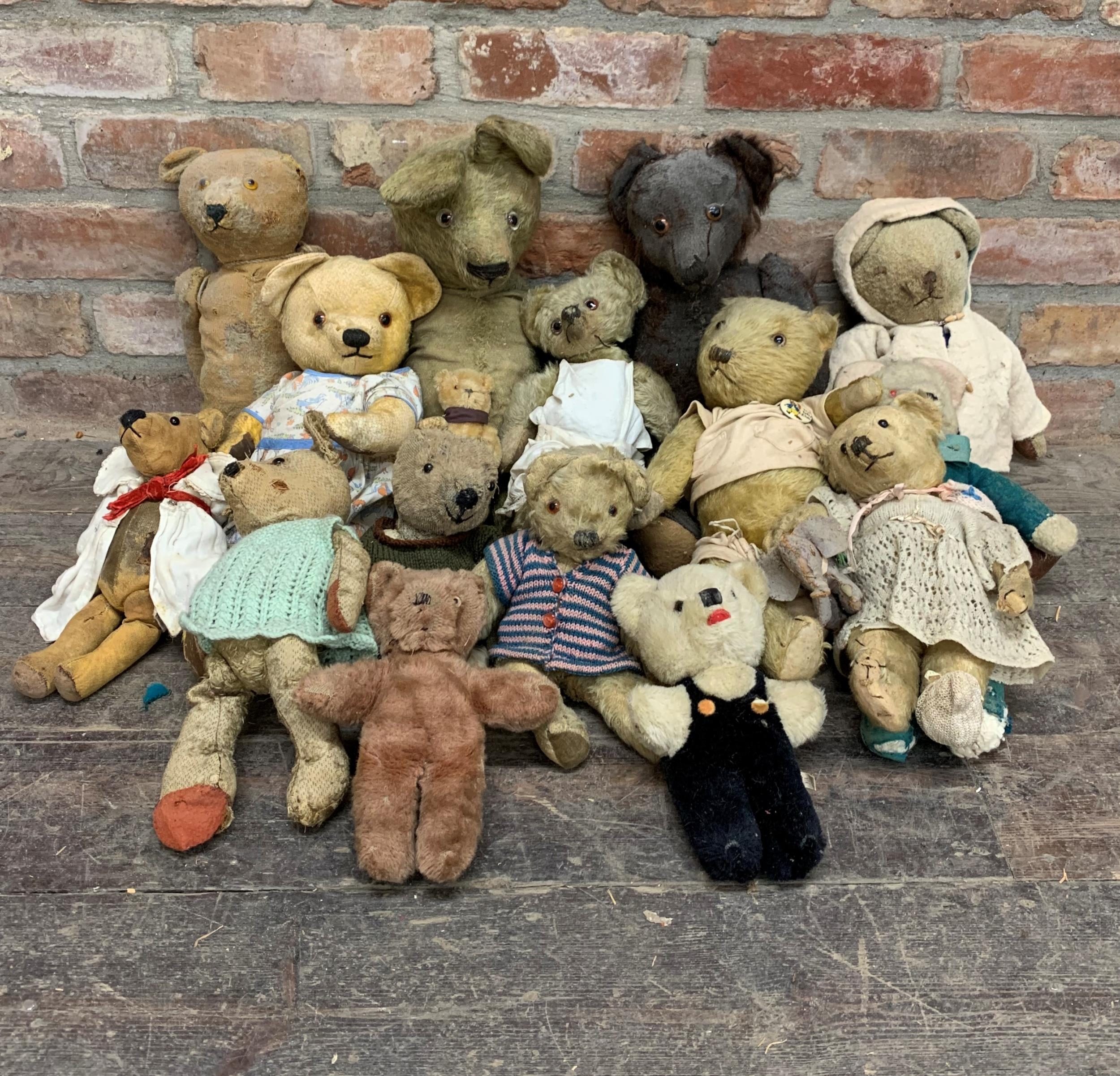 Quantity of antique and vintage mohair straw filled teddy bears, Largest 70cm, some AF (16)