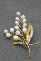 14ct freshwater pearl flower brooch, 8cm long, 8.4g