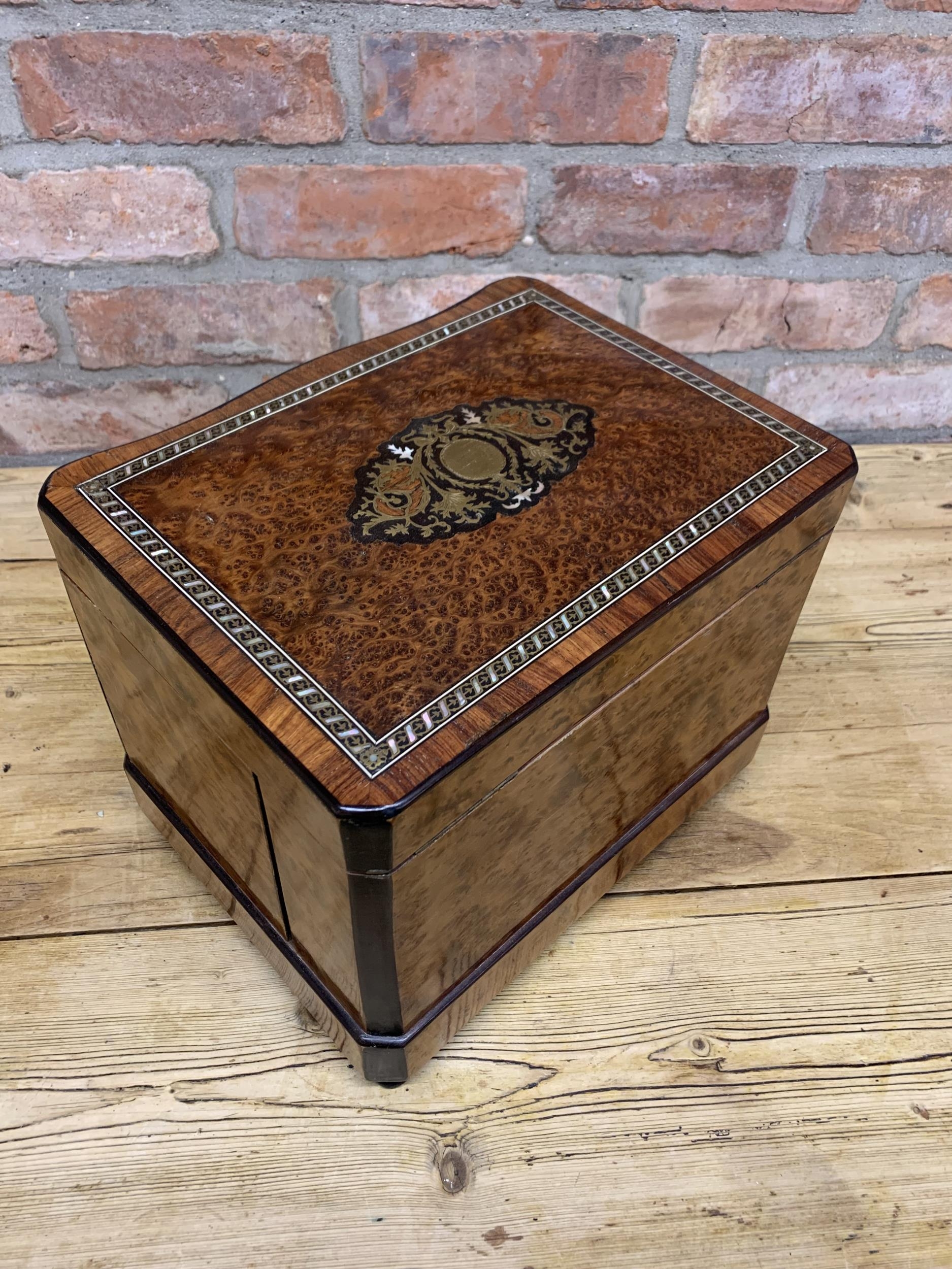 French walnut wood veneered and brass-inlaid 'cave Ã liqueur' with four carafes and sixteen glasses, - Image 5 of 5