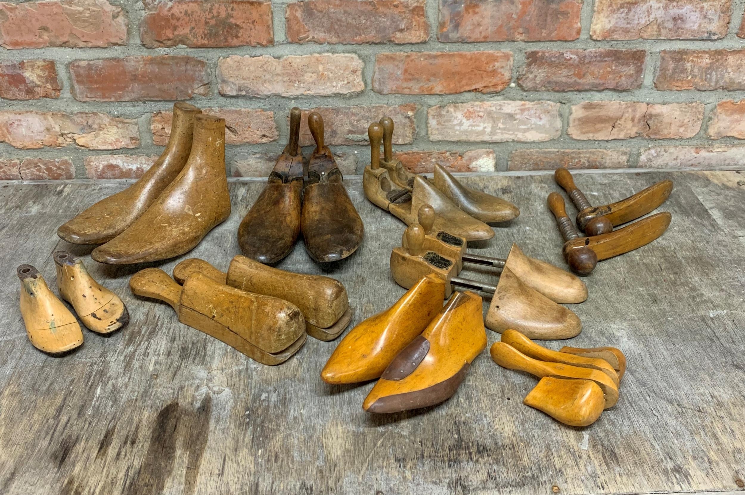 Quantity of antique early 20th century treen shoe lasts (16)