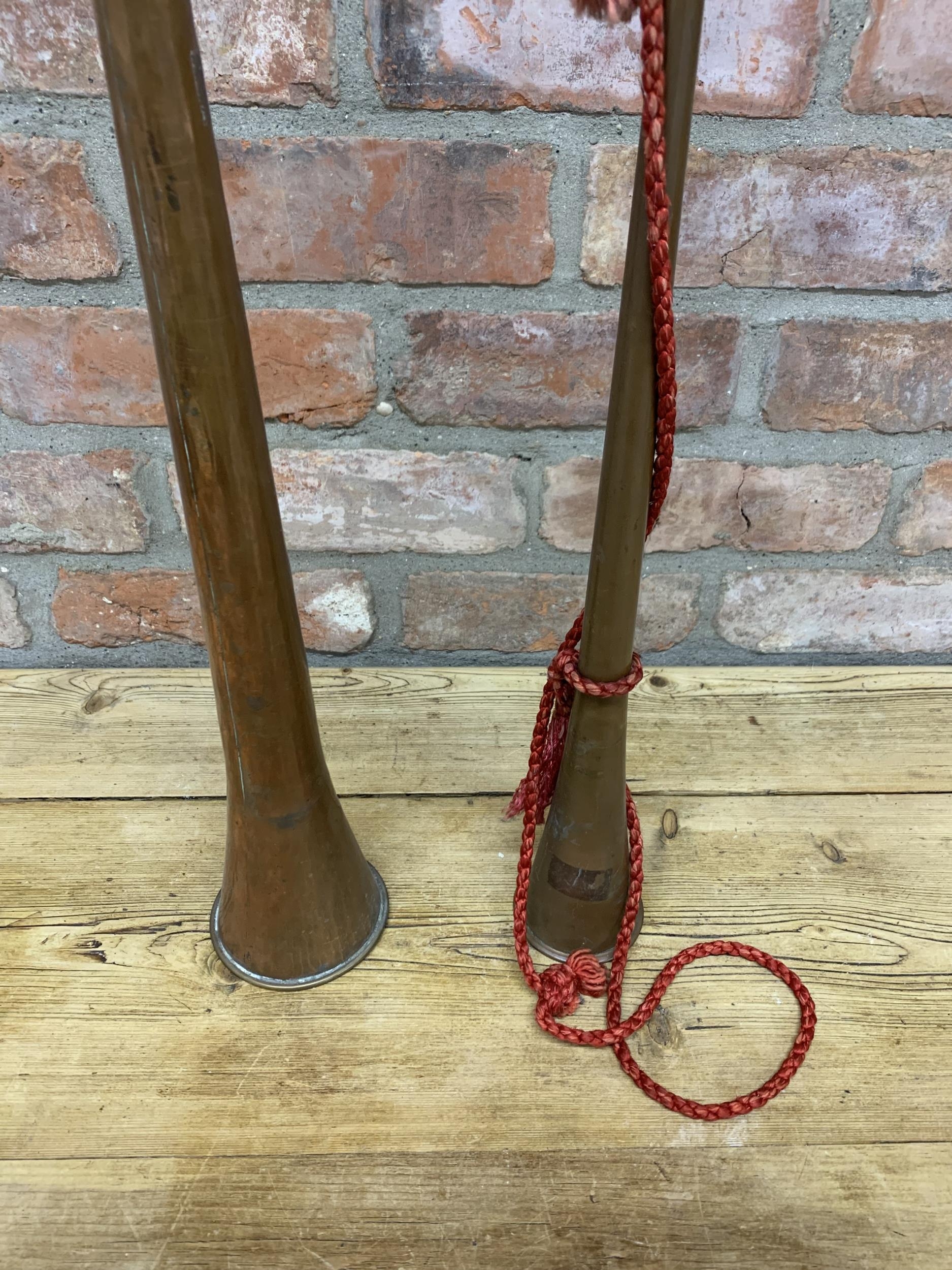 Two large copper and brass hunting horns, Largest L 130cm (2) - Bild 2 aus 3