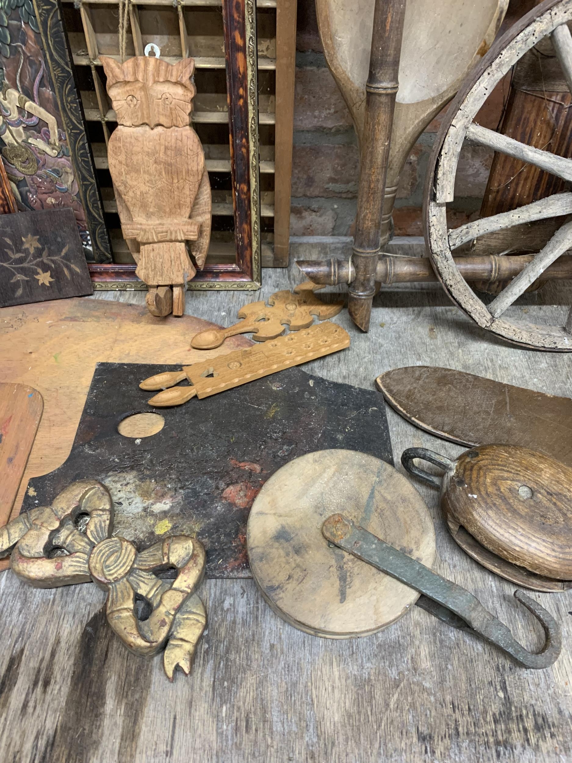 Large collection of assorted antique treen to include printing tray, frame, wagon wheel etc (9) - Image 3 of 6